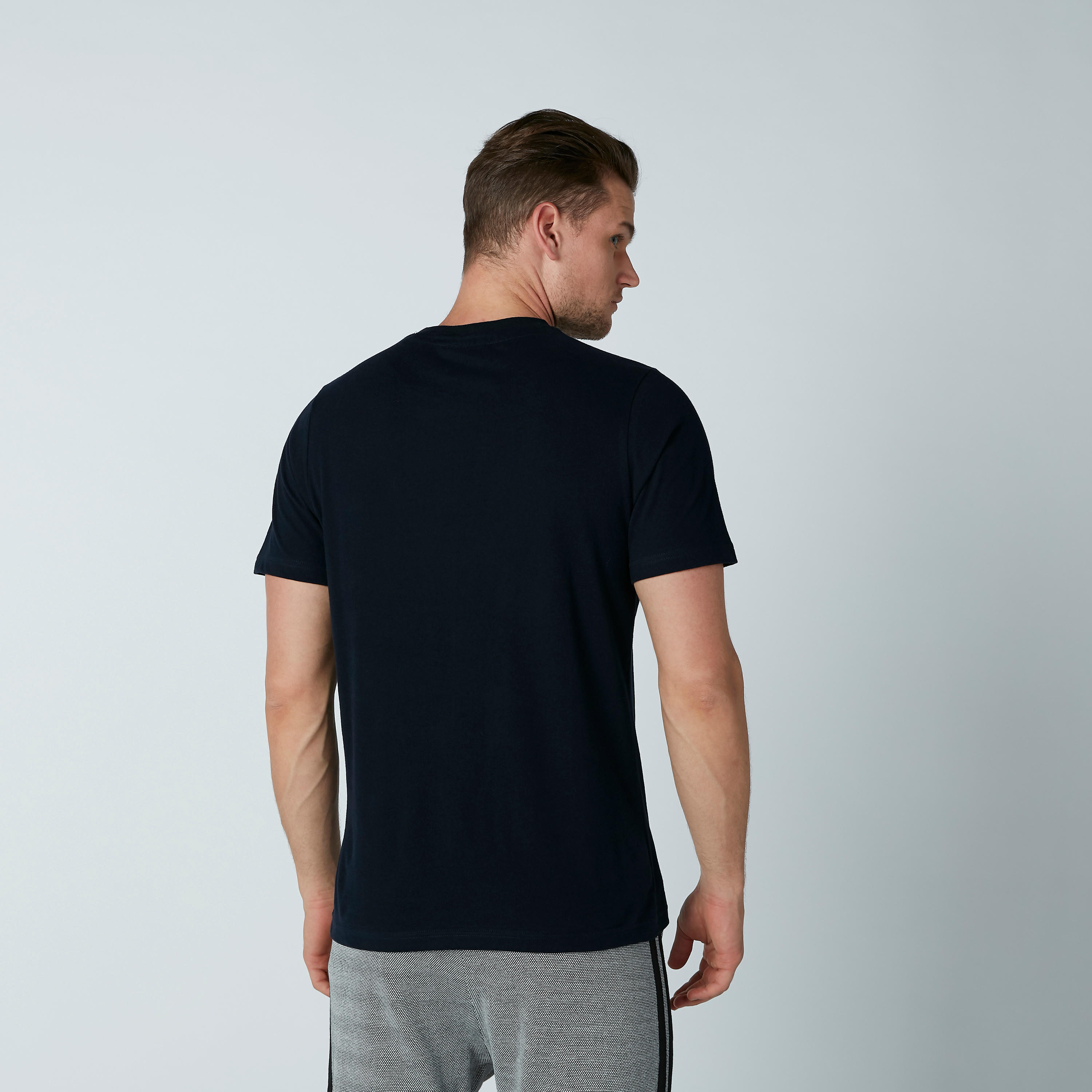 تيشيرت بياقة مستديرة وطبعات سمايلي وورلد-men-clothing-tshirtsandpolos-tshirts-image-3