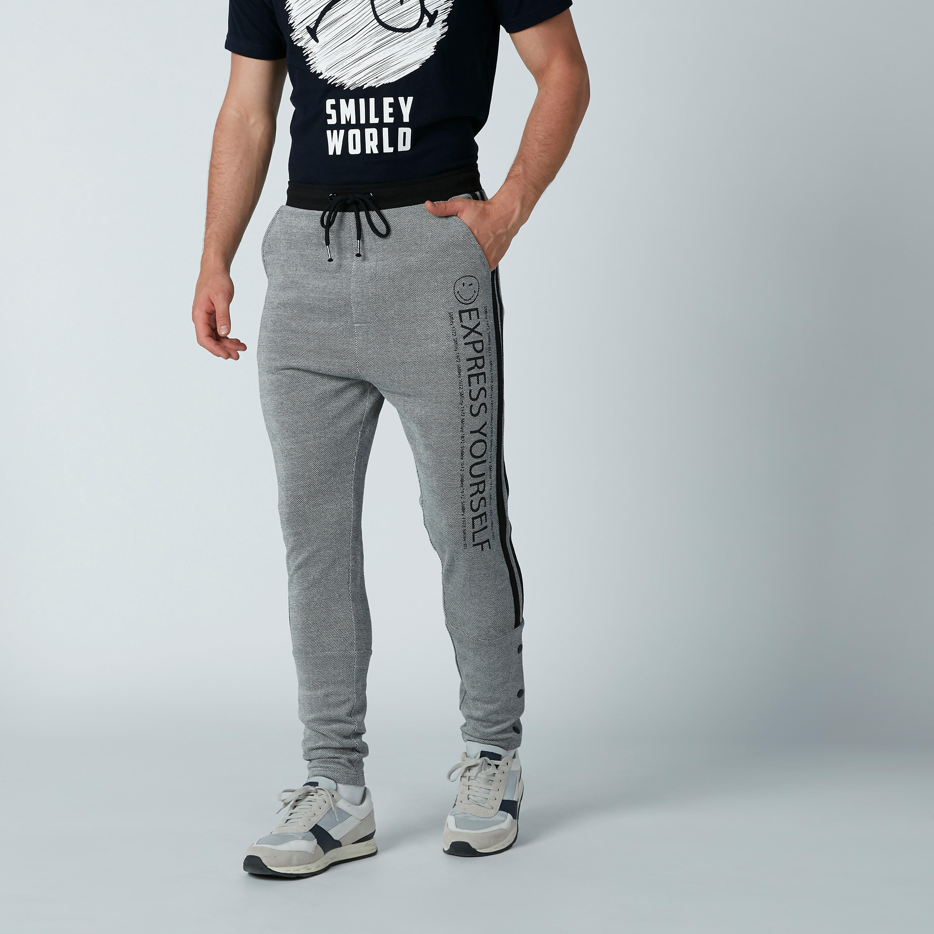 بنطال بقصّة سليم وطبعات سمايلي وورلد-men-clothing-bottoms-trousersandchinos-trousers-image-1