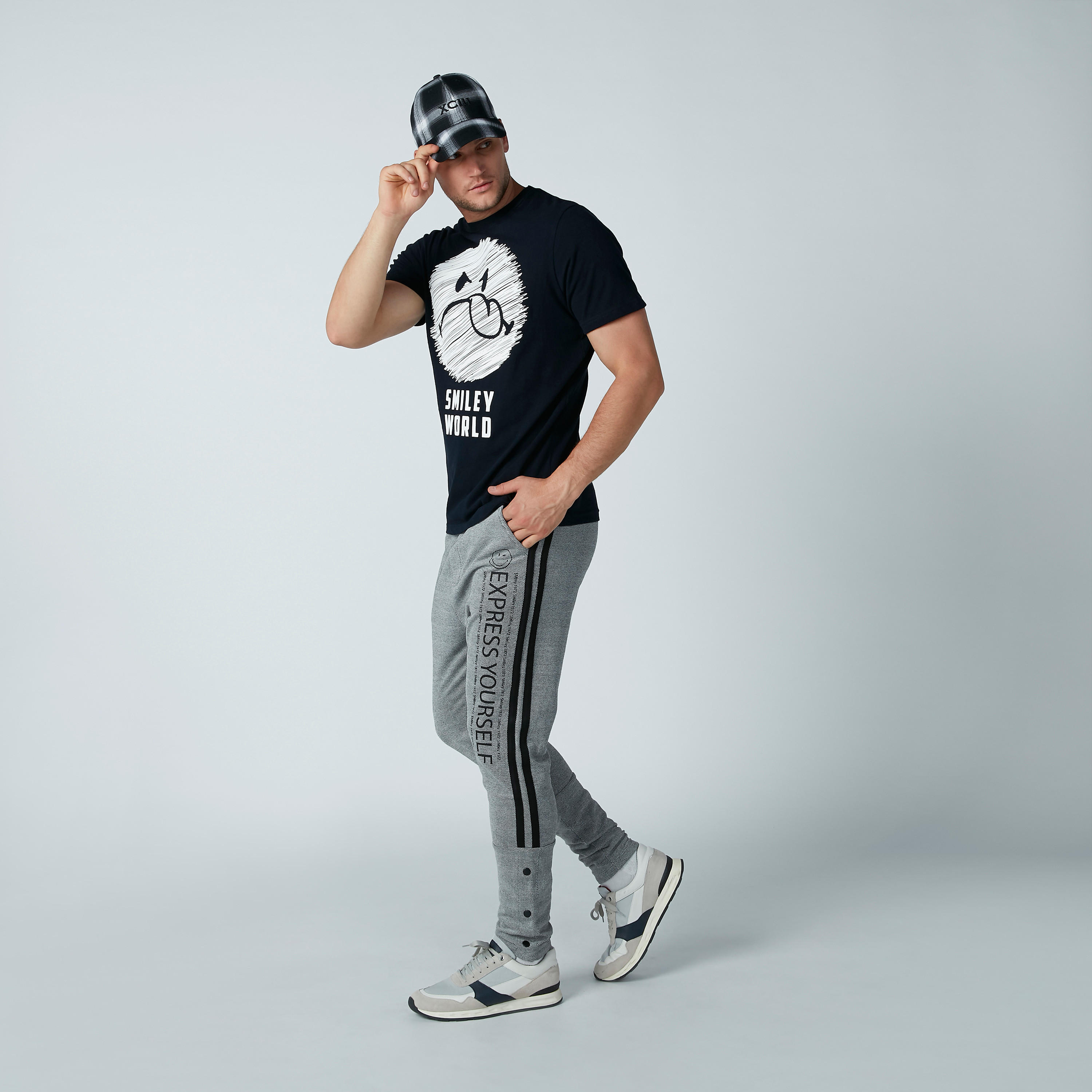 بنطال بقصّة سليم وطبعات سمايلي وورلد-men-clothing-bottoms-trousersandchinos-trousers-image-2