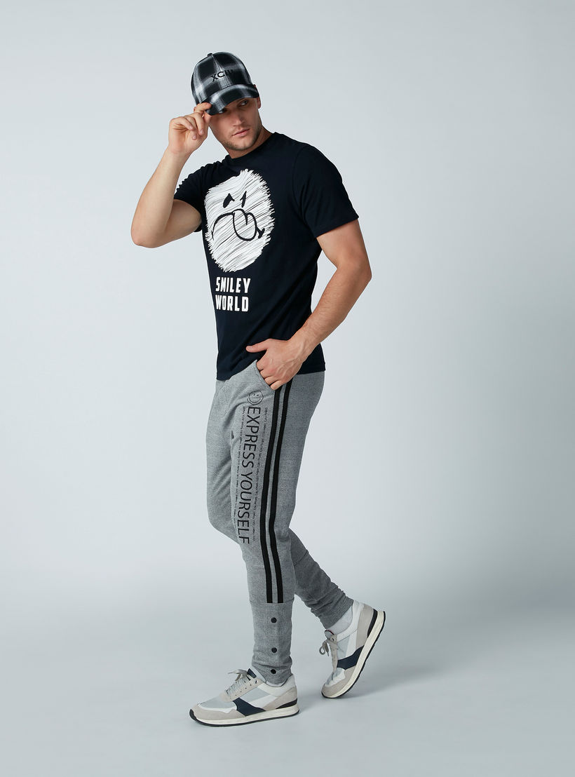 بنطال بقصّة سليم وطبعات سمايلي وورلد-men-clothing-bottoms-trousersandchinos-trousers-image-2