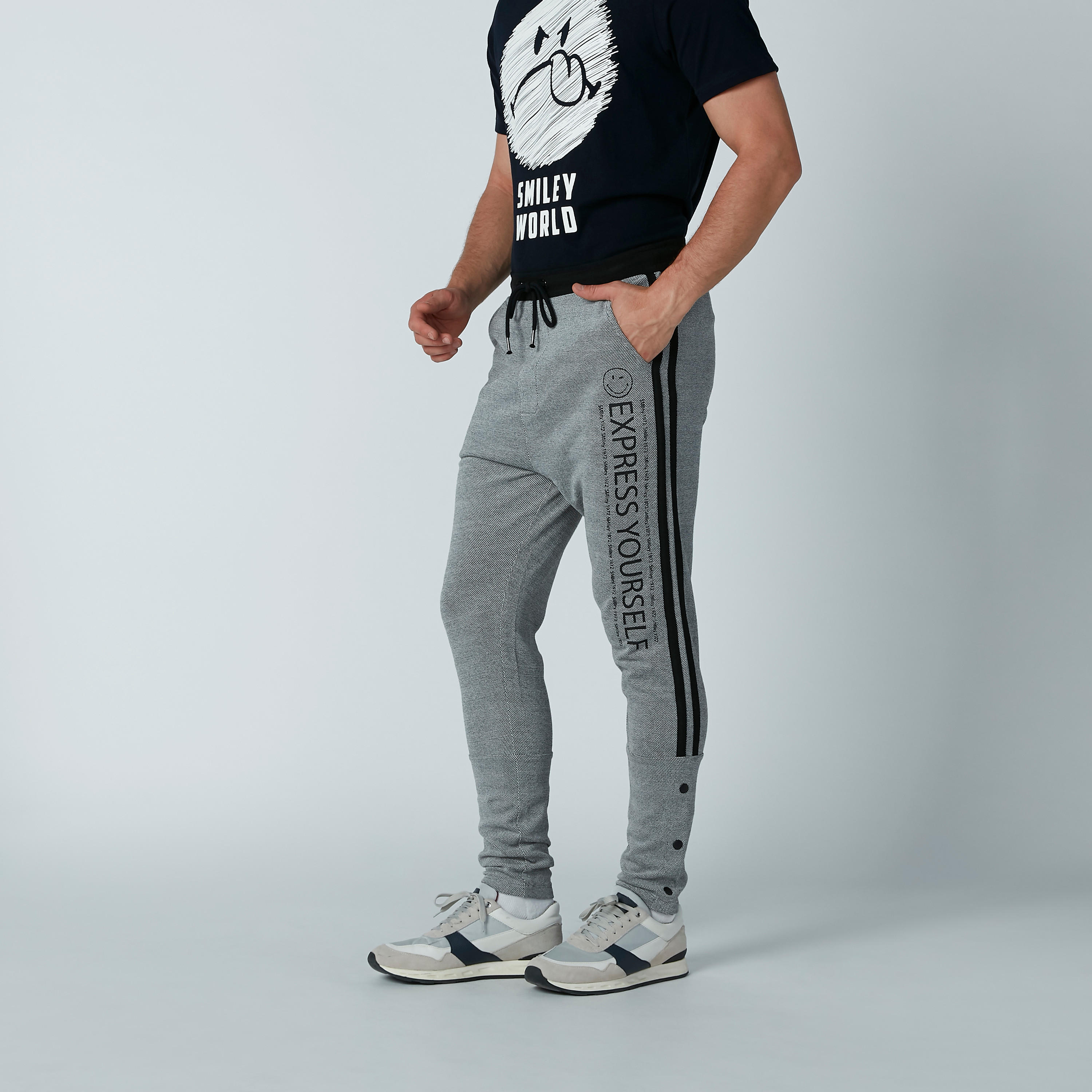 بنطال بقصّة سليم وطبعات سمايلي وورلد-men-clothing-bottoms-trousersandchinos-trousers-image-3