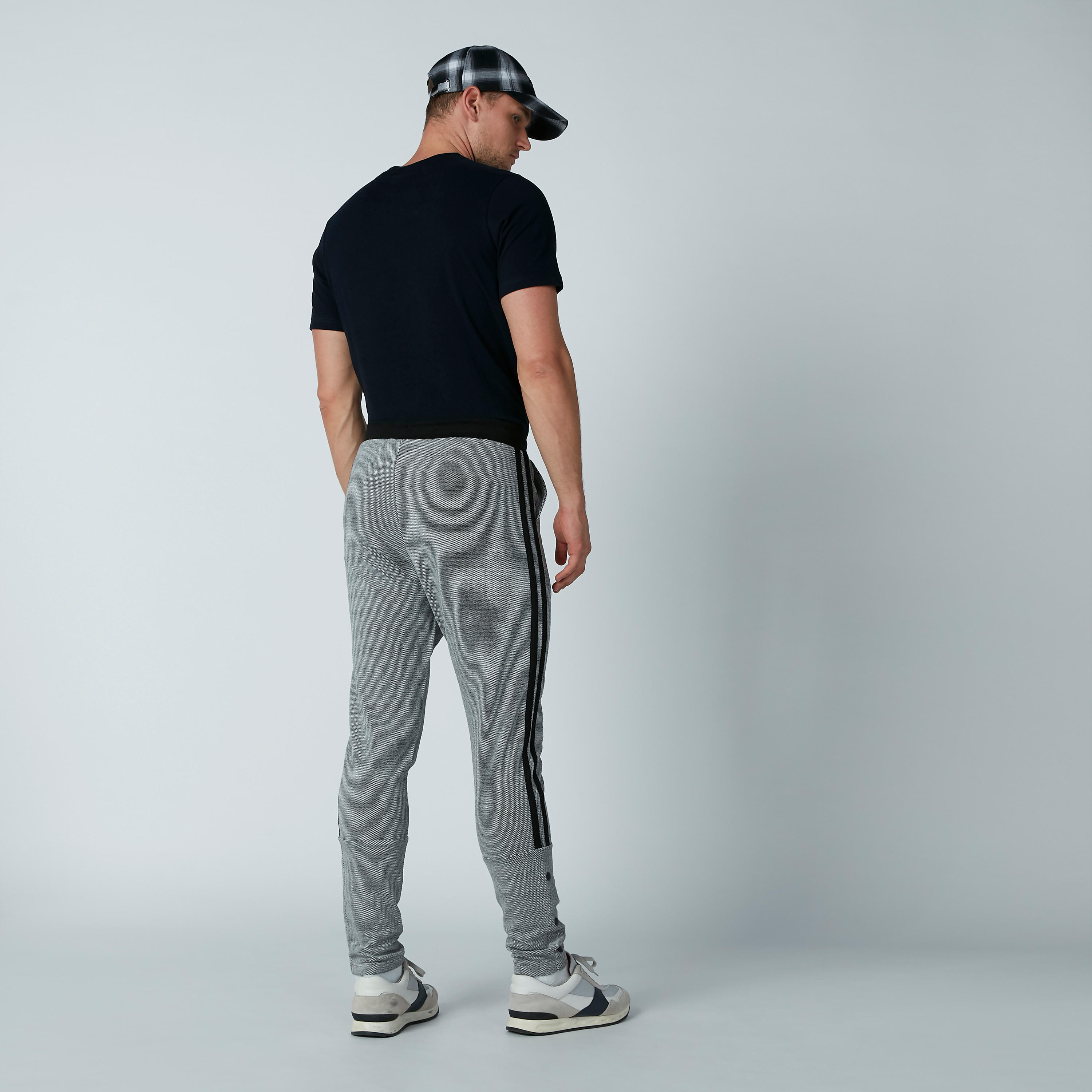 بنطال بقصّة سليم وطبعات سمايلي وورلد-men-clothing-bottoms-trousersandchinos-trousers-image-4