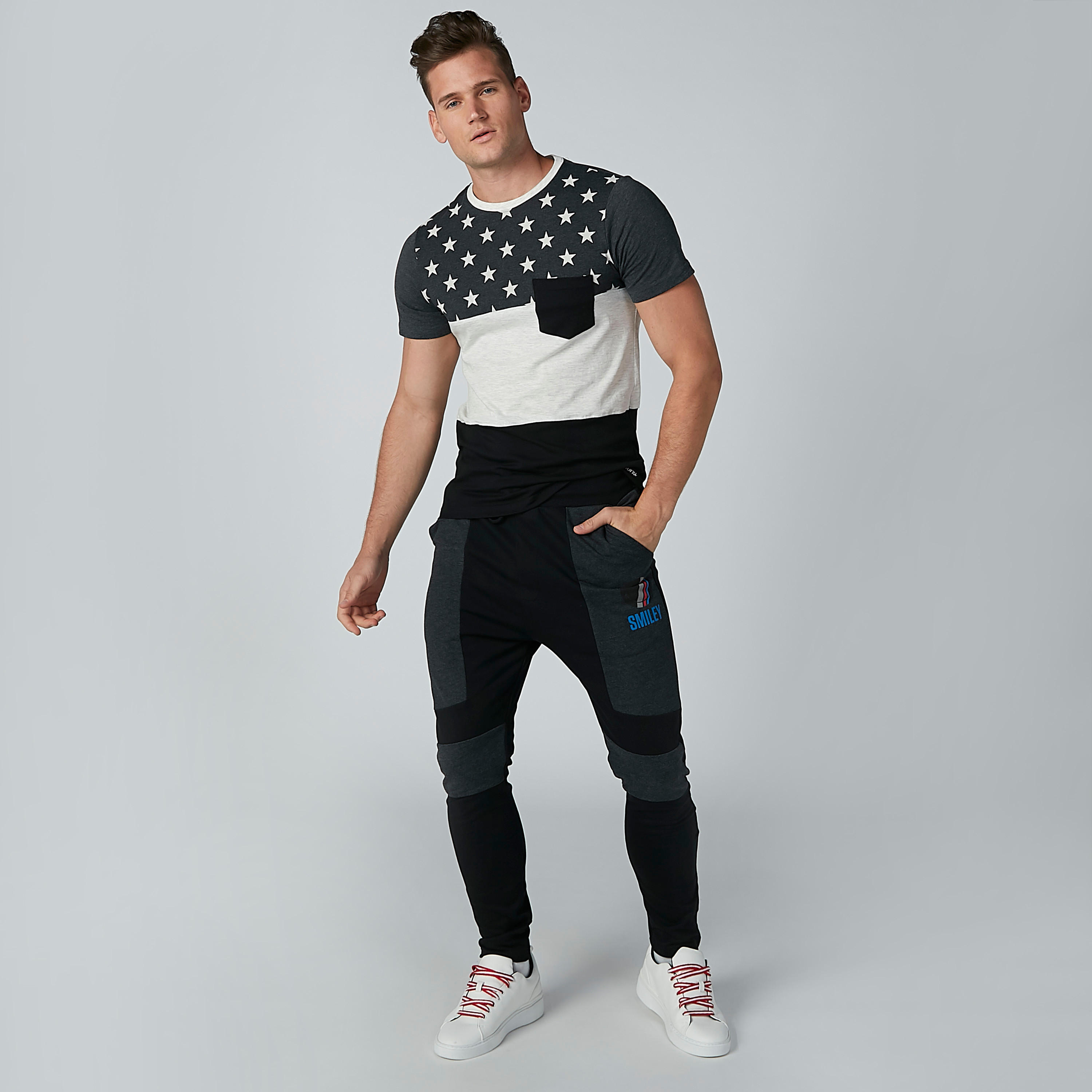 تيشيرت بأكمام قصيرة وياقة مستديرة وطبعات سمايلي وورلد-men-clothing-tshirtsandpolos-tshirts-image-2