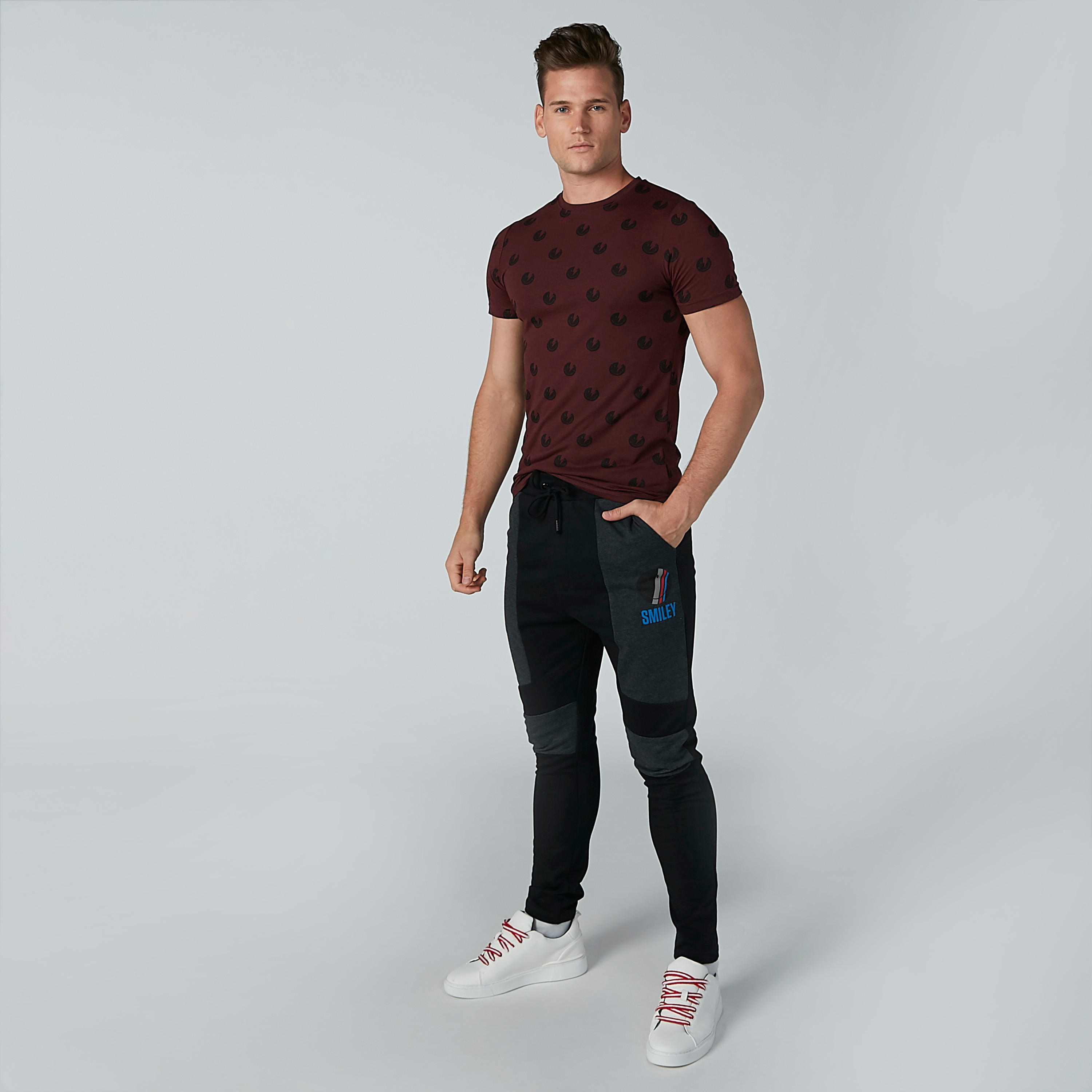 تيشيرت بأكمام قصيرة وياقة مستديرة وطبعات سمايلي وورلد-men-clothing-tshirtsandpolos-tshirts-image-2