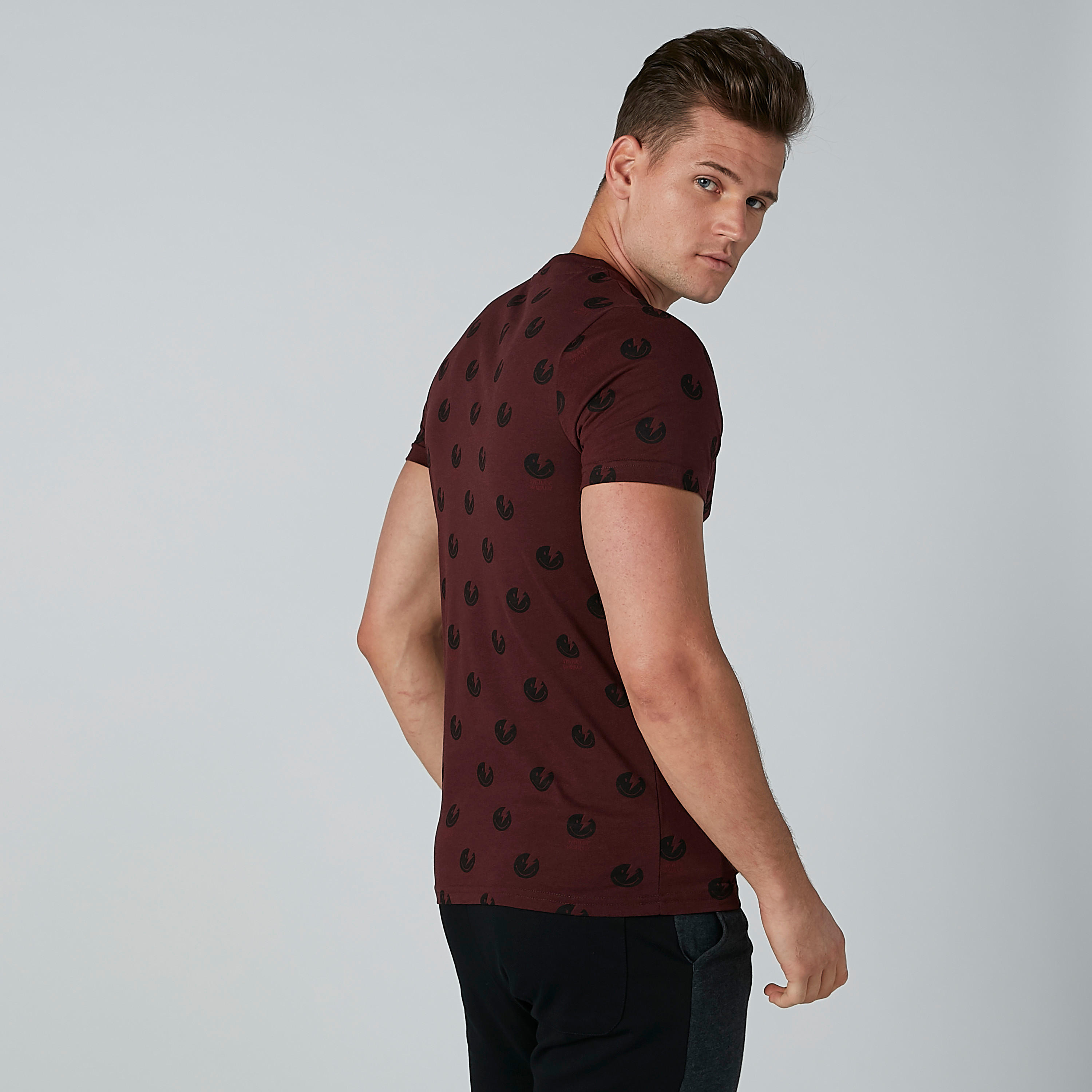 تيشيرت بأكمام قصيرة وياقة مستديرة وطبعات سمايلي وورلد-men-clothing-tshirtsandpolos-tshirts-image-3