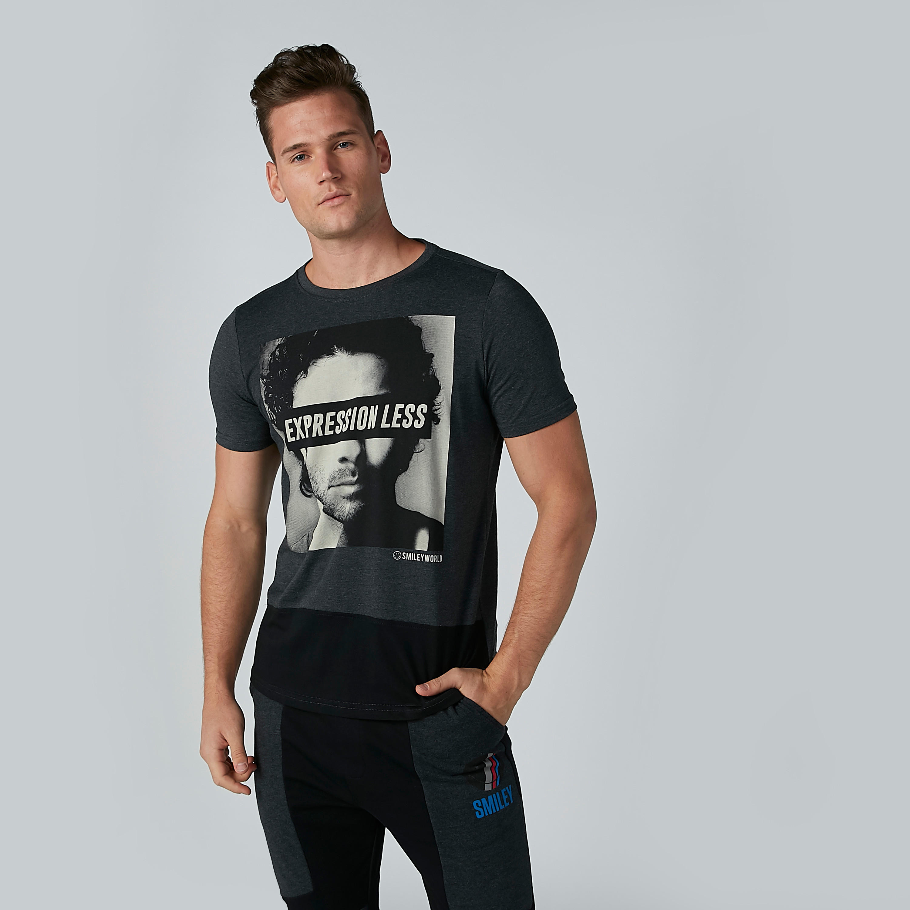 تيشيرت بأكمام قصيرة وياقة مستديرة وطبعات سمايلي وورلد-men-clothing-tshirtsandpolos-tshirts-image-1