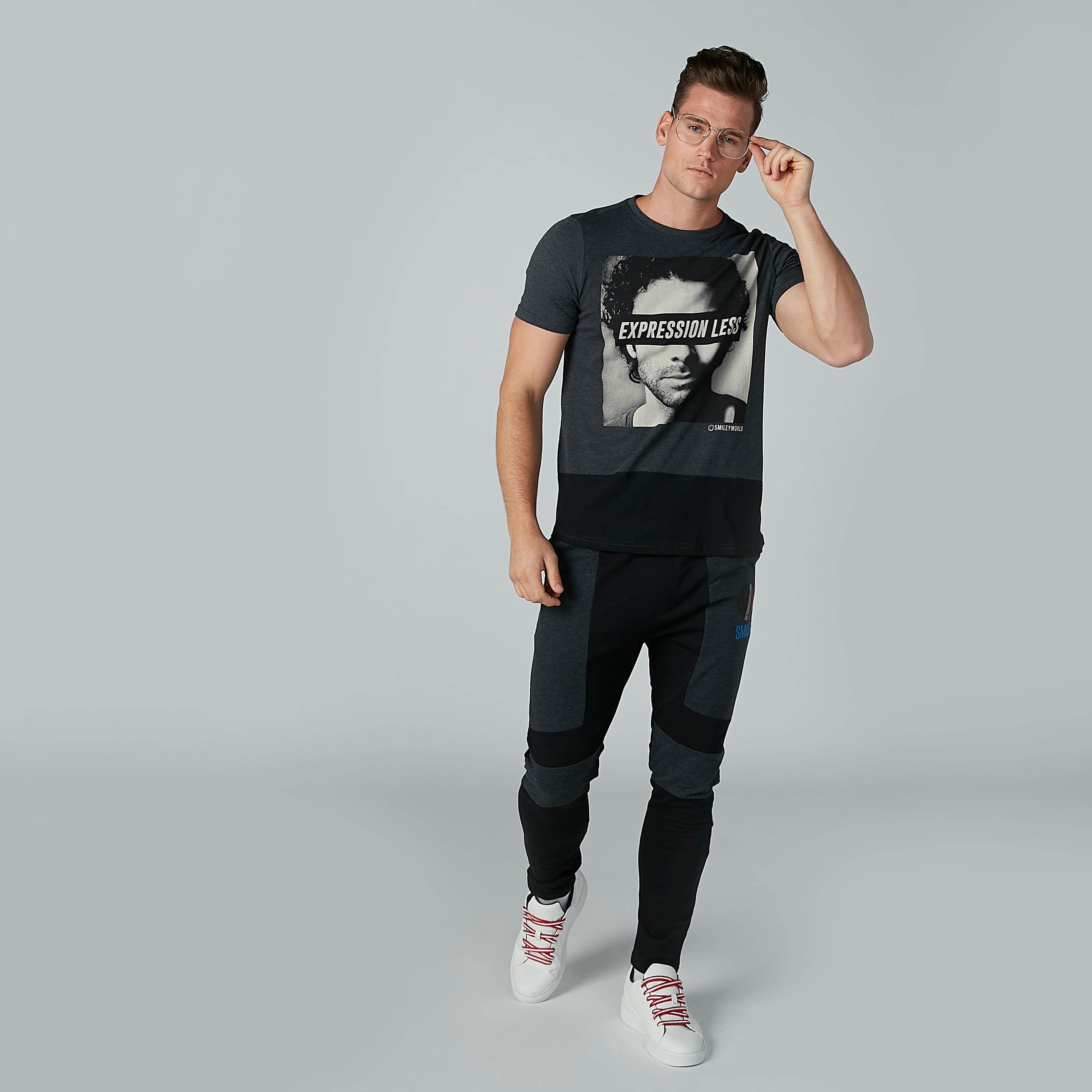 تيشيرت بأكمام قصيرة وياقة مستديرة وطبعات سمايلي وورلد-men-clothing-tshirtsandpolos-tshirts-image-2