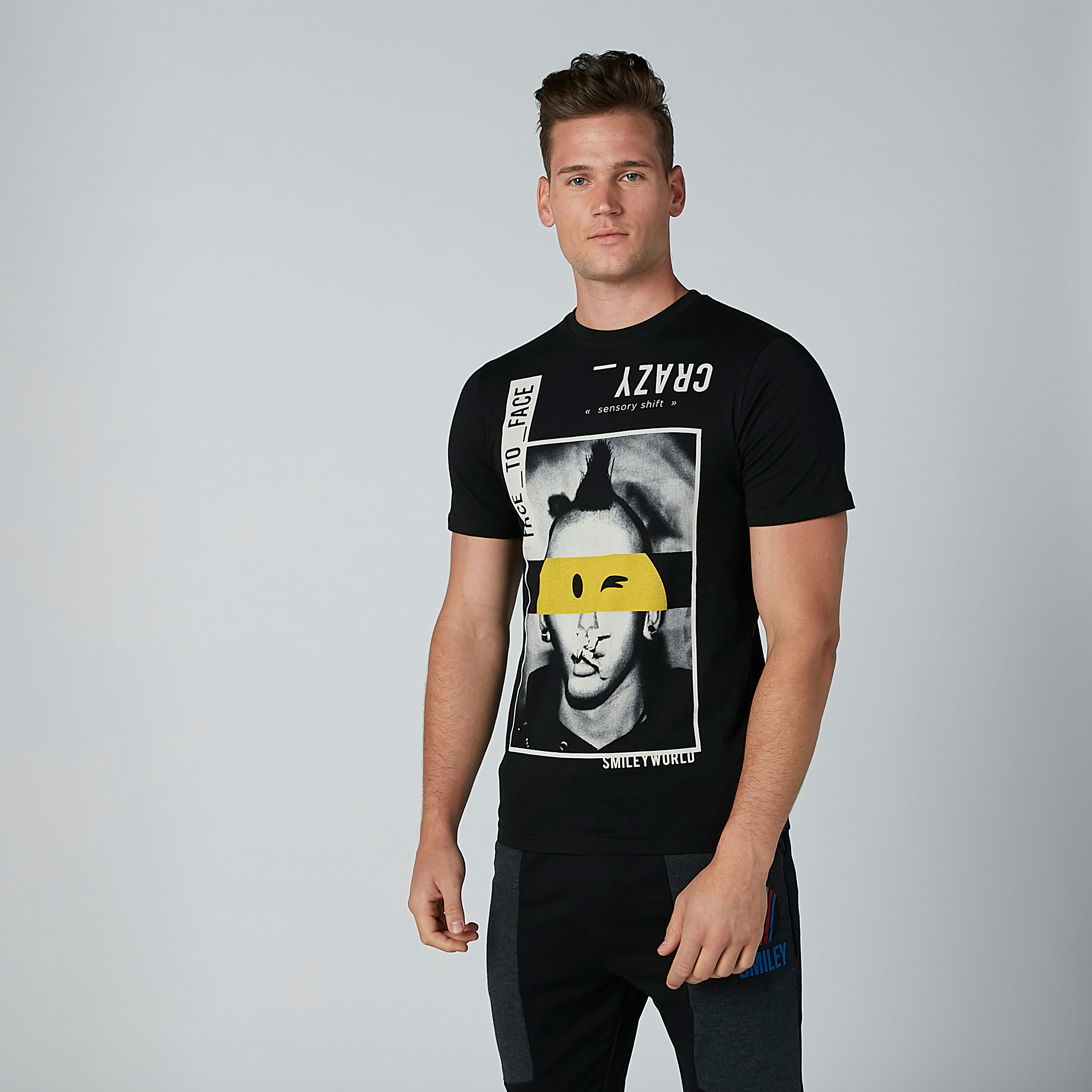 تيشيرت بأكمام قصيرة وياقة مستديرة وطبعات سمايلي وورلد-men-clothing-tshirtsandpolos-tshirts-image-1