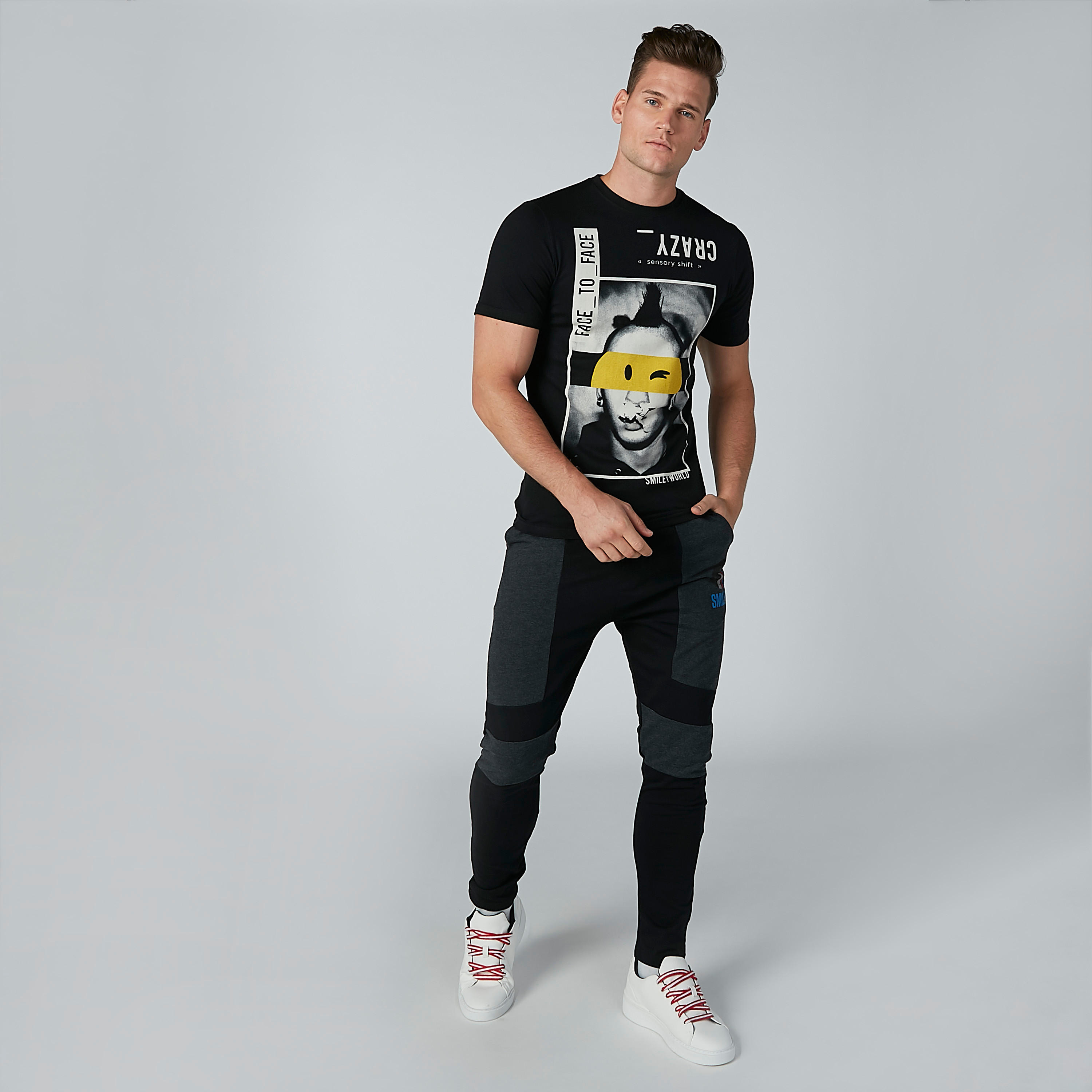 تيشيرت بأكمام قصيرة وياقة مستديرة وطبعات سمايلي وورلد-men-clothing-tshirtsandpolos-tshirts-image-2