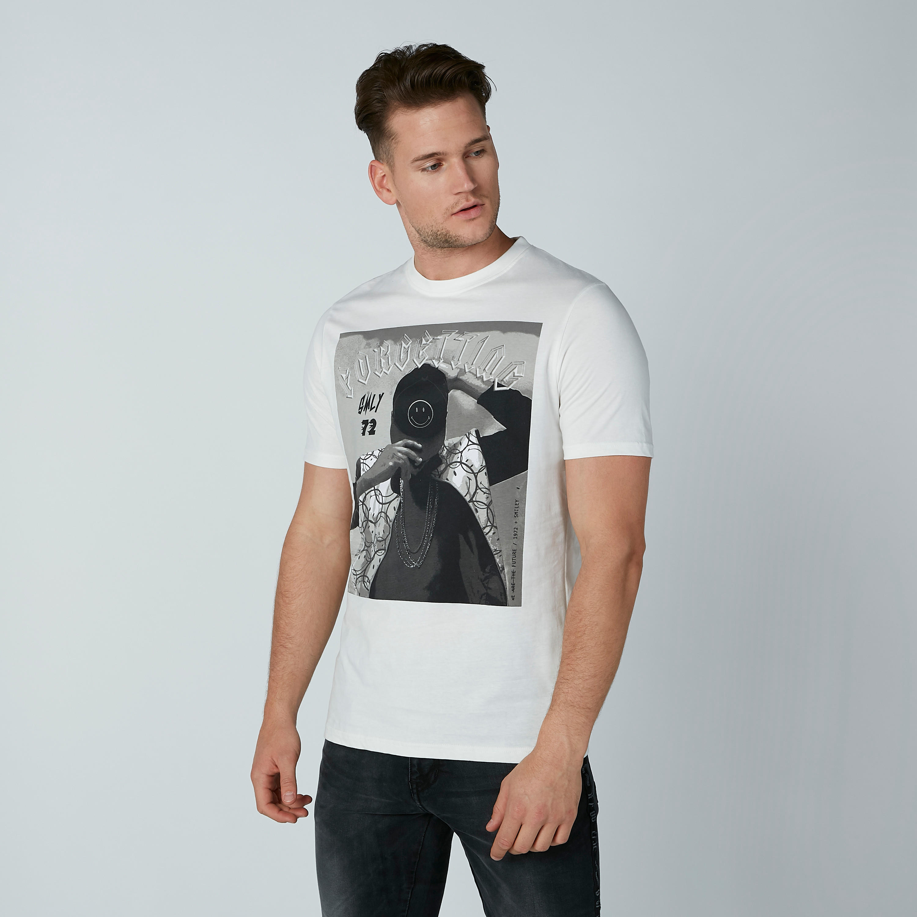 تيشيرت بأكمام قصيرة وياقة مستديرة وطبعات سمايلي وورلد-men-clothing-tshirtsandpolos-tshirts-image-4