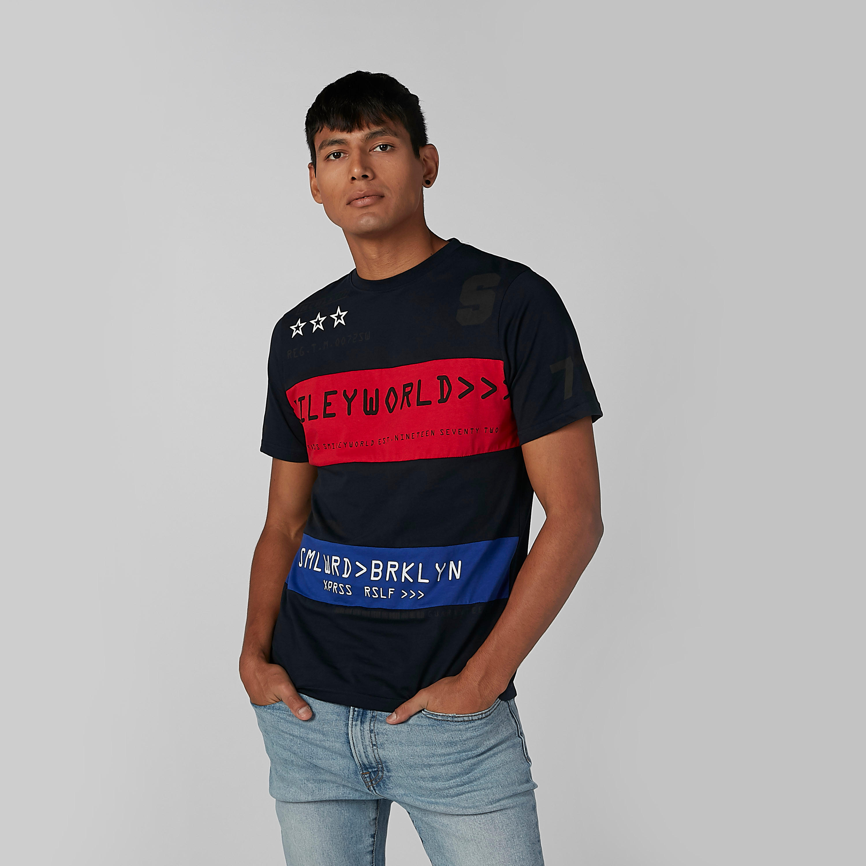 تيشيرت مستدام بياقة مستديرة وطبعات سمايلي وورلد-men-clothing-tshirtsandpolos-tshirts-image-1