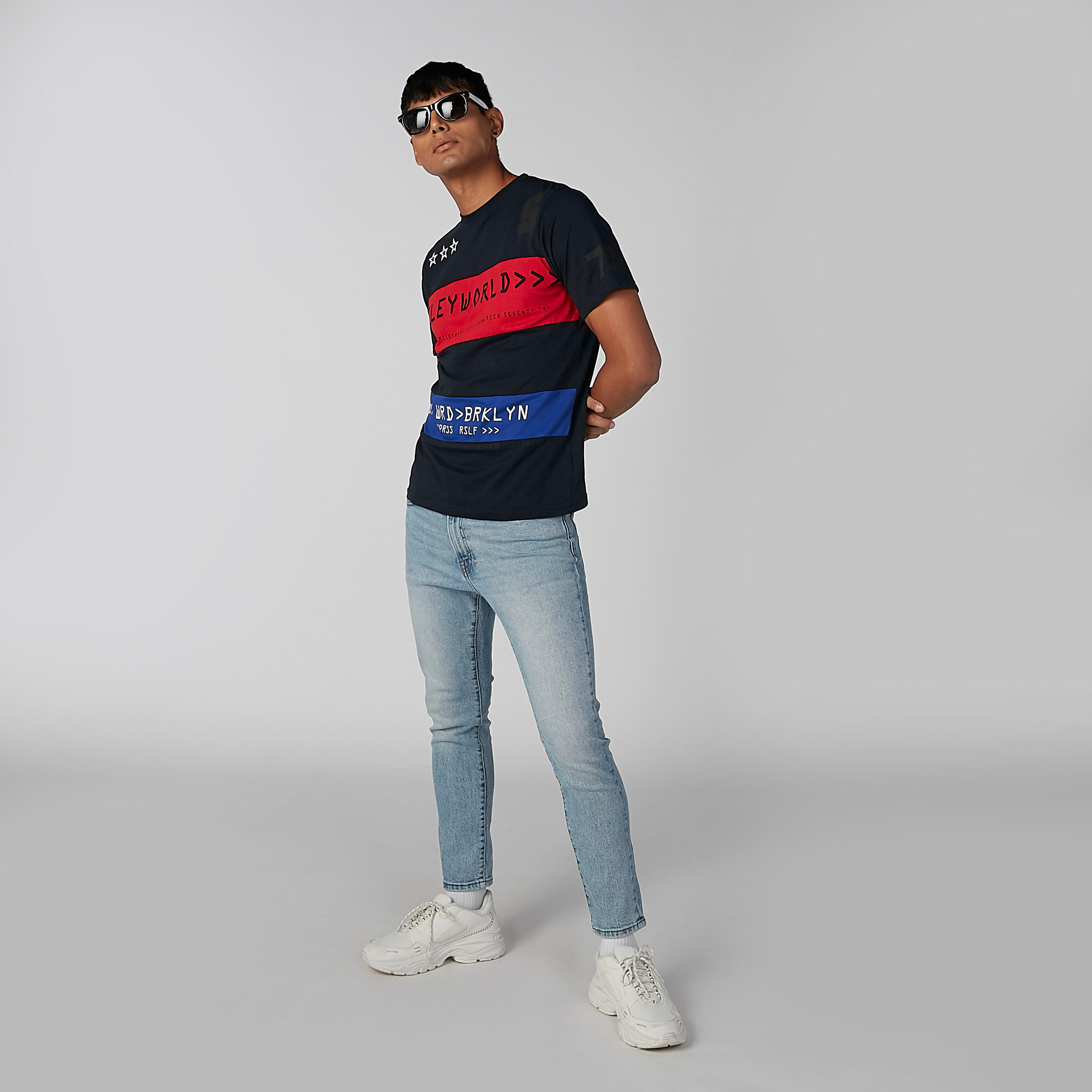 تيشيرت مستدام بياقة مستديرة وطبعات سمايلي وورلد-men-clothing-tshirtsandpolos-tshirts-image-2
