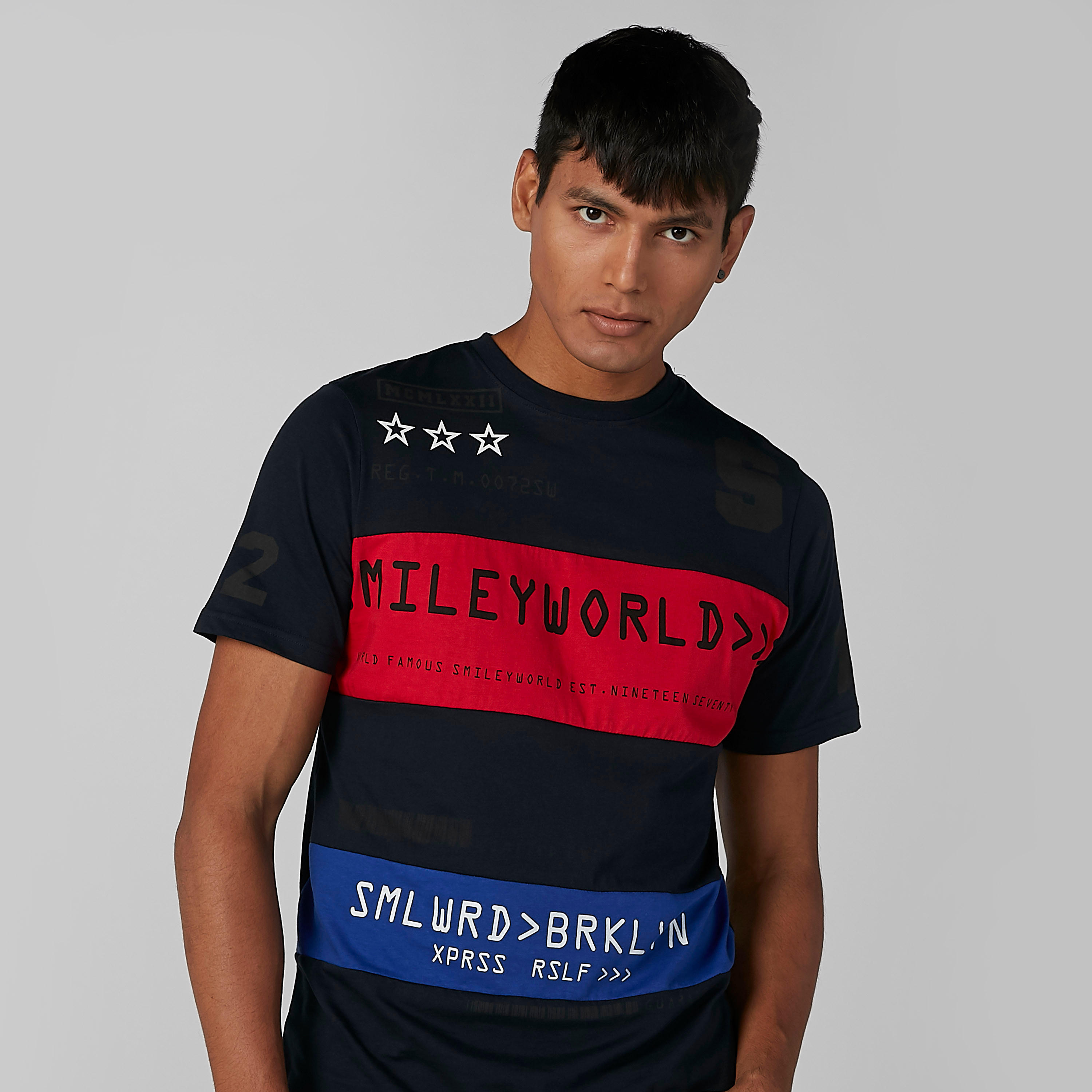 تيشيرت مستدام بياقة مستديرة وطبعات سمايلي وورلد-men-clothing-tshirtsandpolos-tshirts-image-3