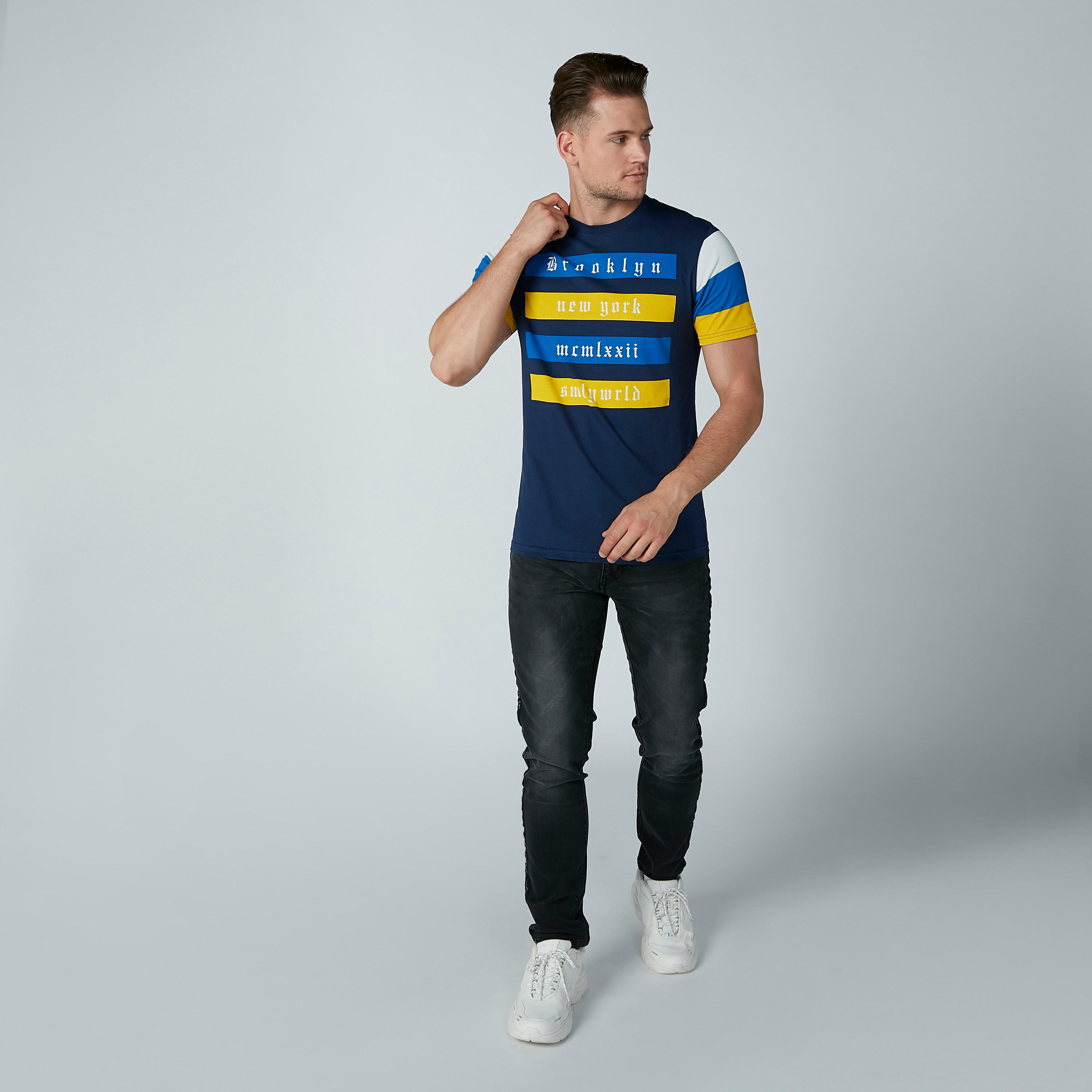 تيشيرت مستدام سليم بياقة ضيّقة وطبعات سمايلي وورلد-men-clothing-tshirtsandpolos-tshirts-image-2