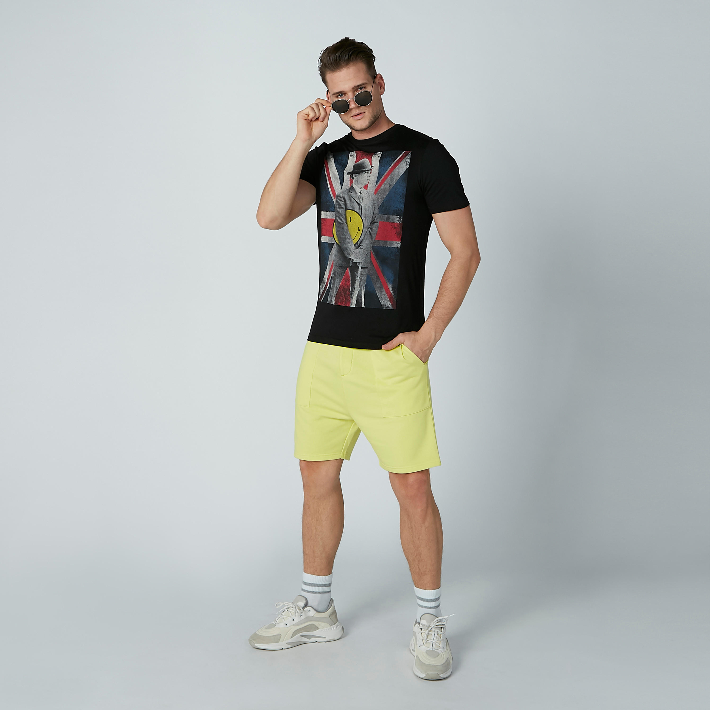 تيشيرت بياقة مستديرة وأكمام قصيرة وطبعات سمايلي وورلد-men-clothing-tshirtsandpolos-tshirts-image-2