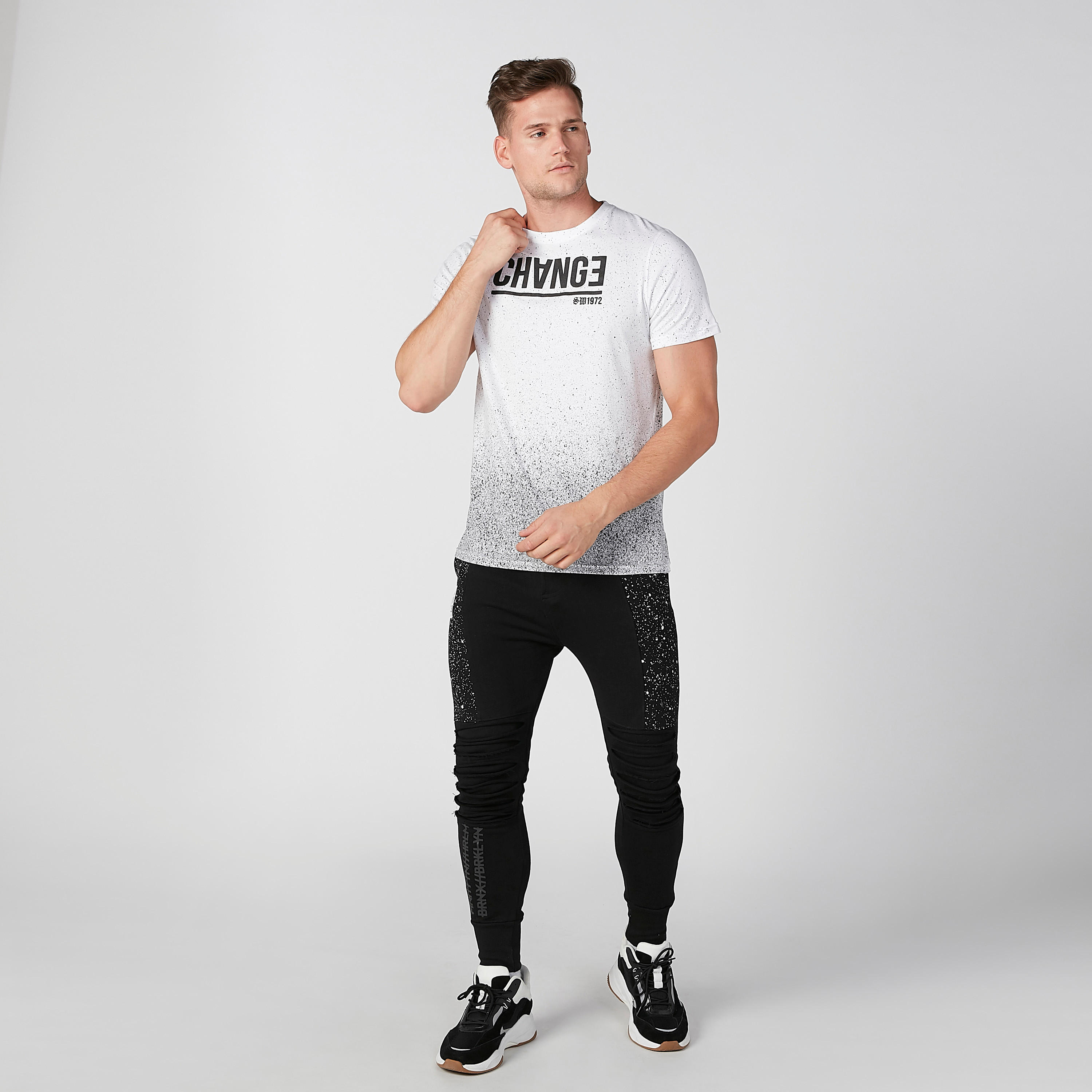 تيشيرت بياقة ضيّقة وأكمام قصيرة وطبعات سمايلي وورلد-men-clothing-tshirtsandpolos-tshirts-image-1
