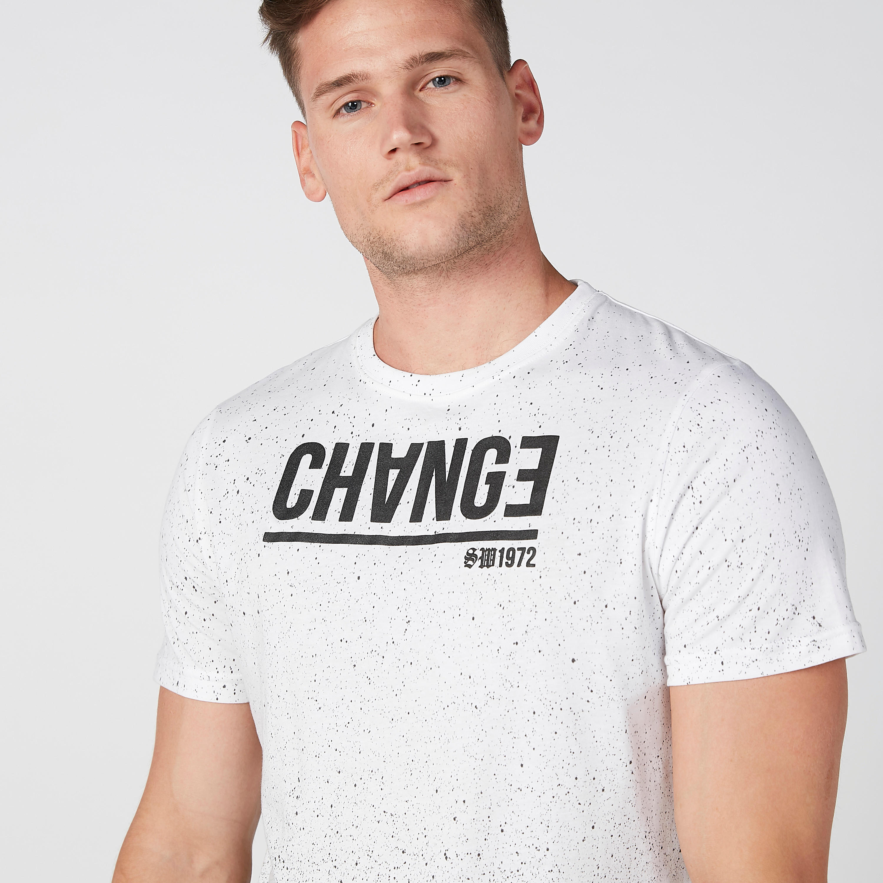 تيشيرت بياقة ضيّقة وأكمام قصيرة وطبعات سمايلي وورلد-men-clothing-tshirtsandpolos-tshirts-image-4