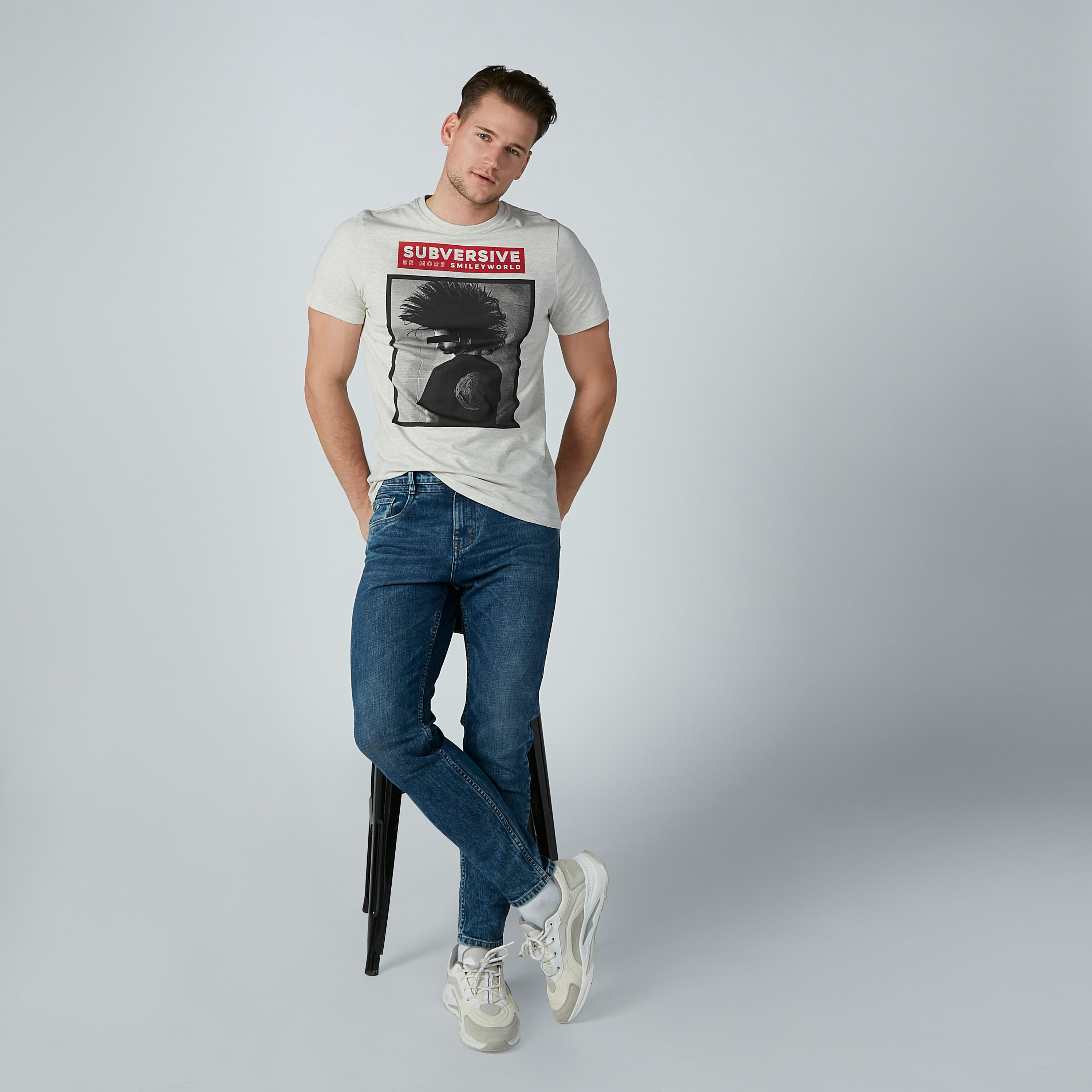 تيشيرت بأكمام قصيرة وياقة مستديرة وطبعات سمايلي وورلد-men-clothing-tshirtsandpolos-tshirts-image-1