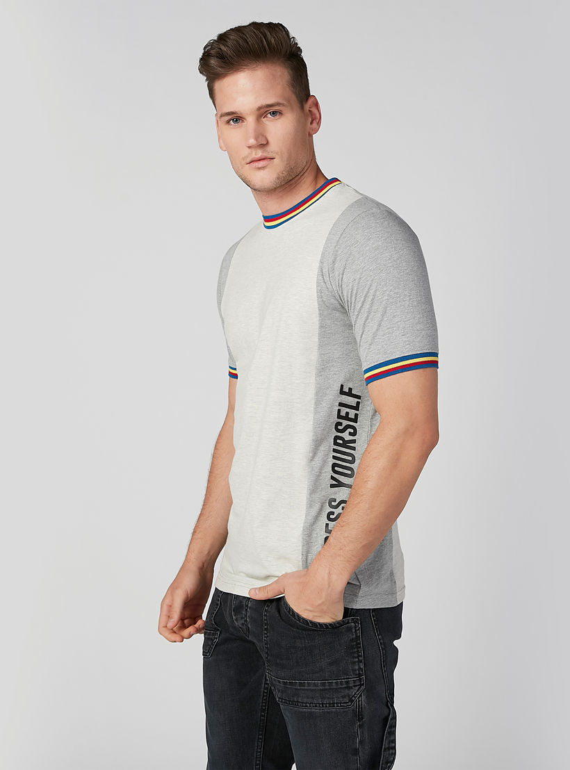 تيشيرت بنمط كتل الألوان بياقة مقلّمة وأكمام بحوّاف من سمايلي وورلد-men-clothing-tshirtsandpolos-tshirts-image-1