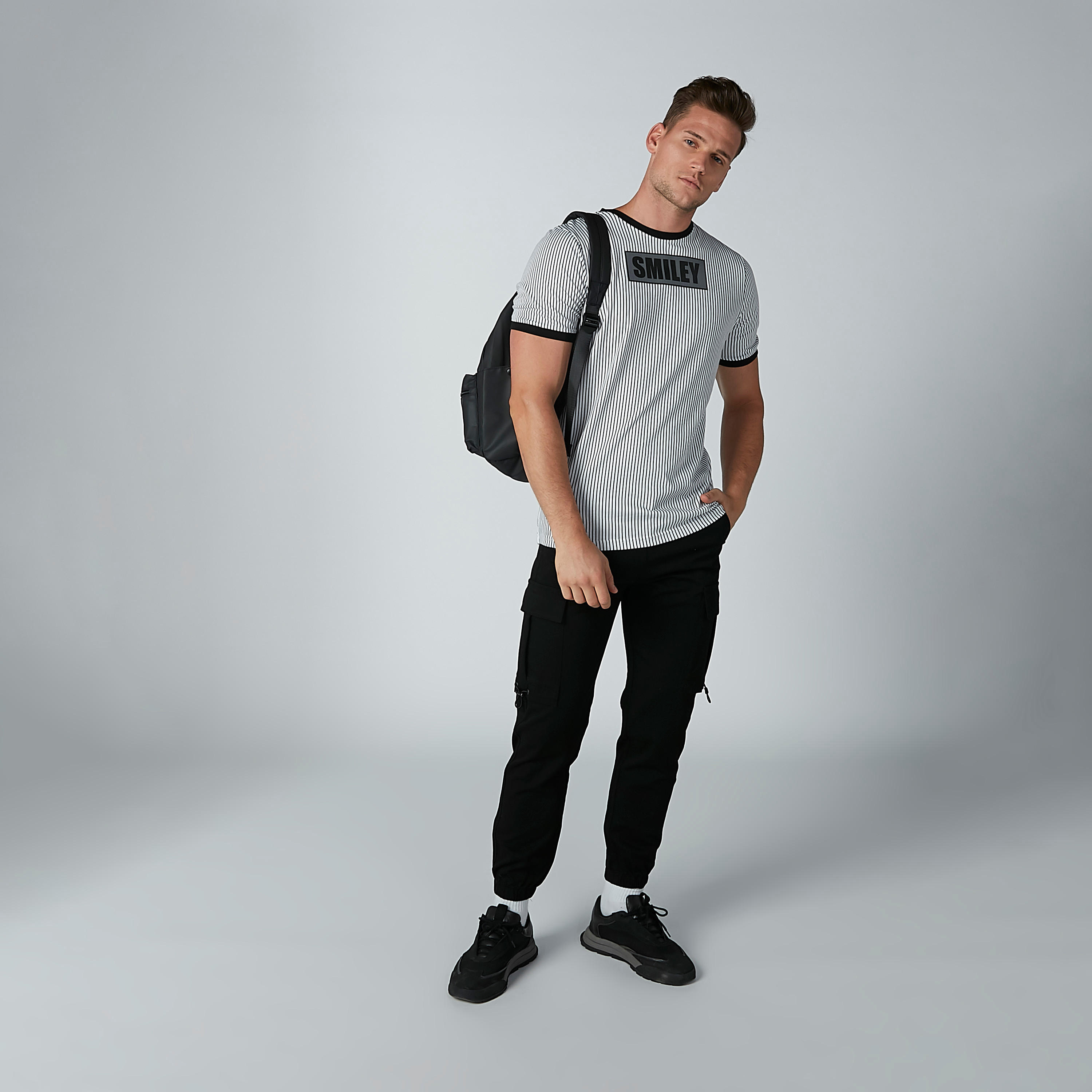 تيشيرت مقلّم بياقة مستديرة وأكمام قصيرة من سمايلي وورلد-men-clothing-tshirtsandpolos-tshirts-image-1