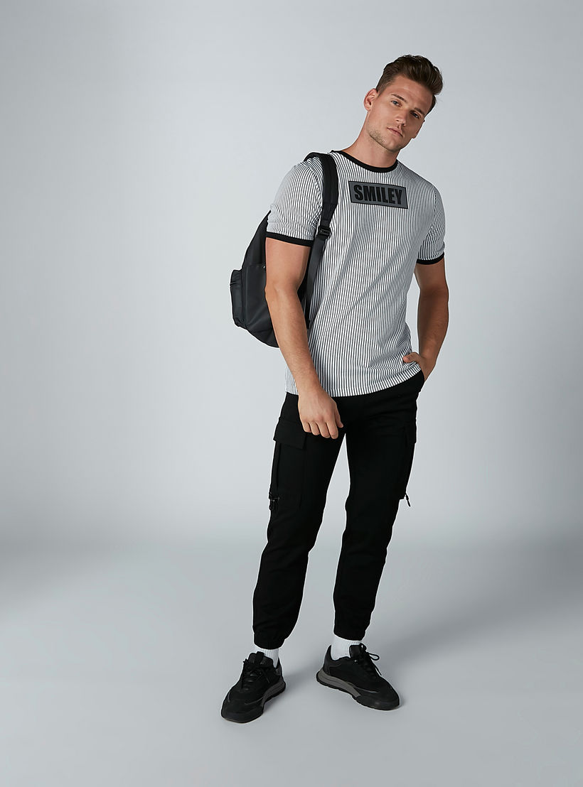 تيشيرت مقلّم بياقة مستديرة وأكمام قصيرة من سمايلي وورلد-men-clothing-tshirtsandpolos-tshirts-image-1