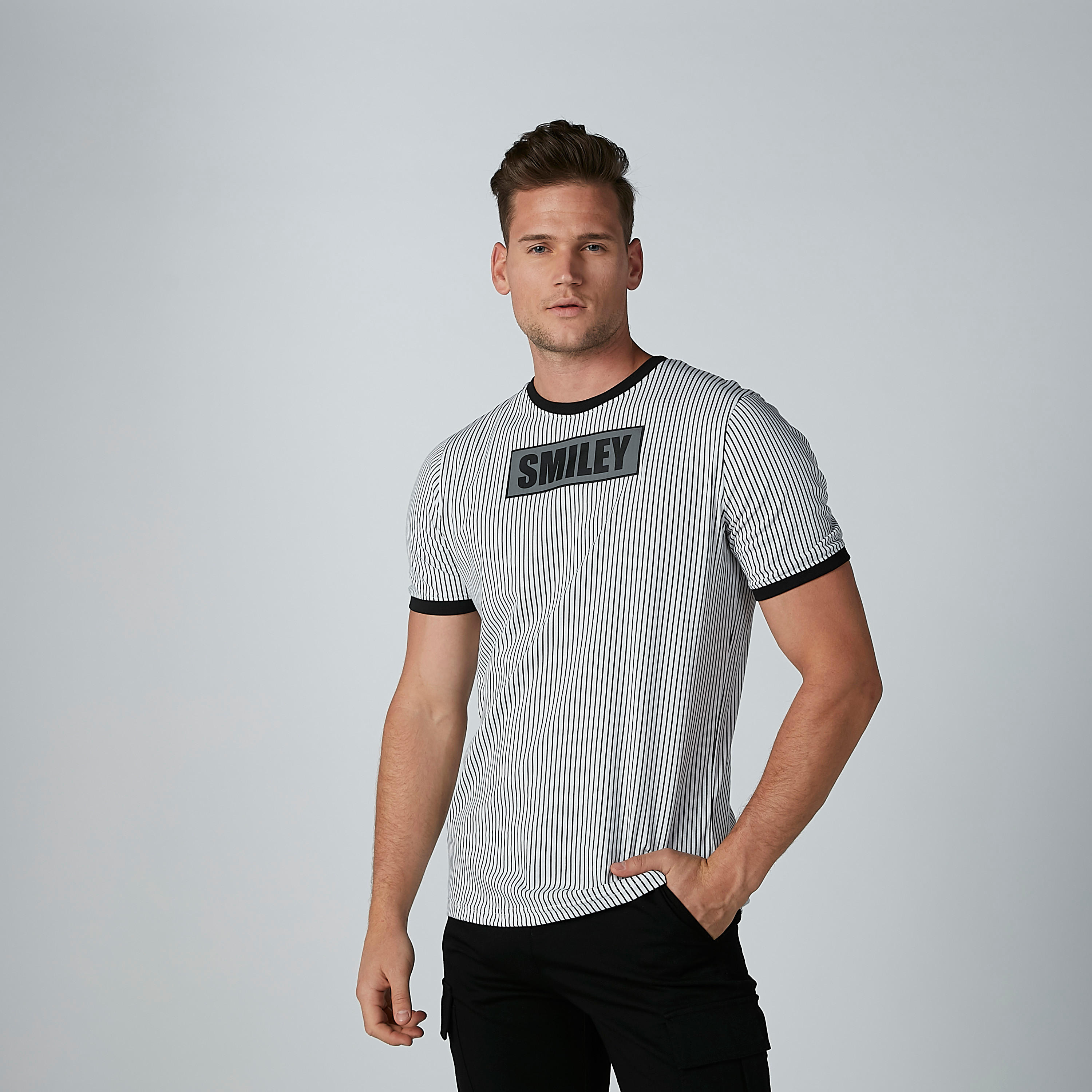 تيشيرت مقلّم بياقة مستديرة وأكمام قصيرة من سمايلي وورلد-men-clothing-tshirtsandpolos-tshirts-image-2
