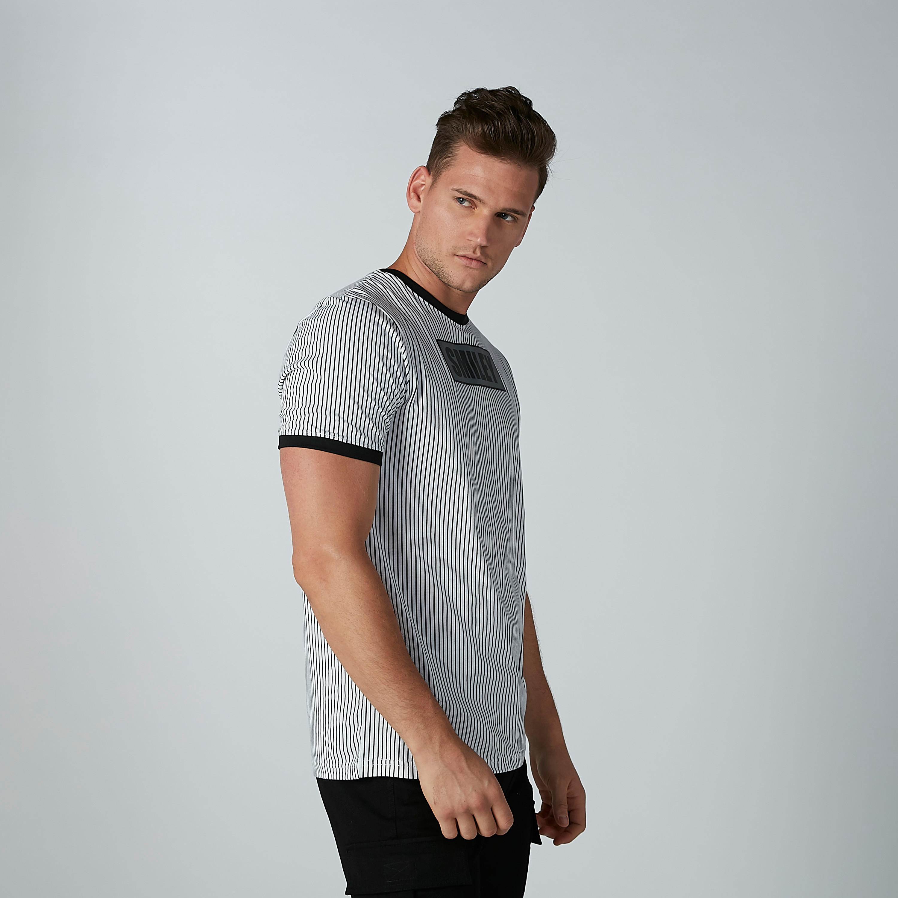تيشيرت مقلّم بياقة مستديرة وأكمام قصيرة من سمايلي وورلد-men-clothing-tshirtsandpolos-tshirts-image-3
