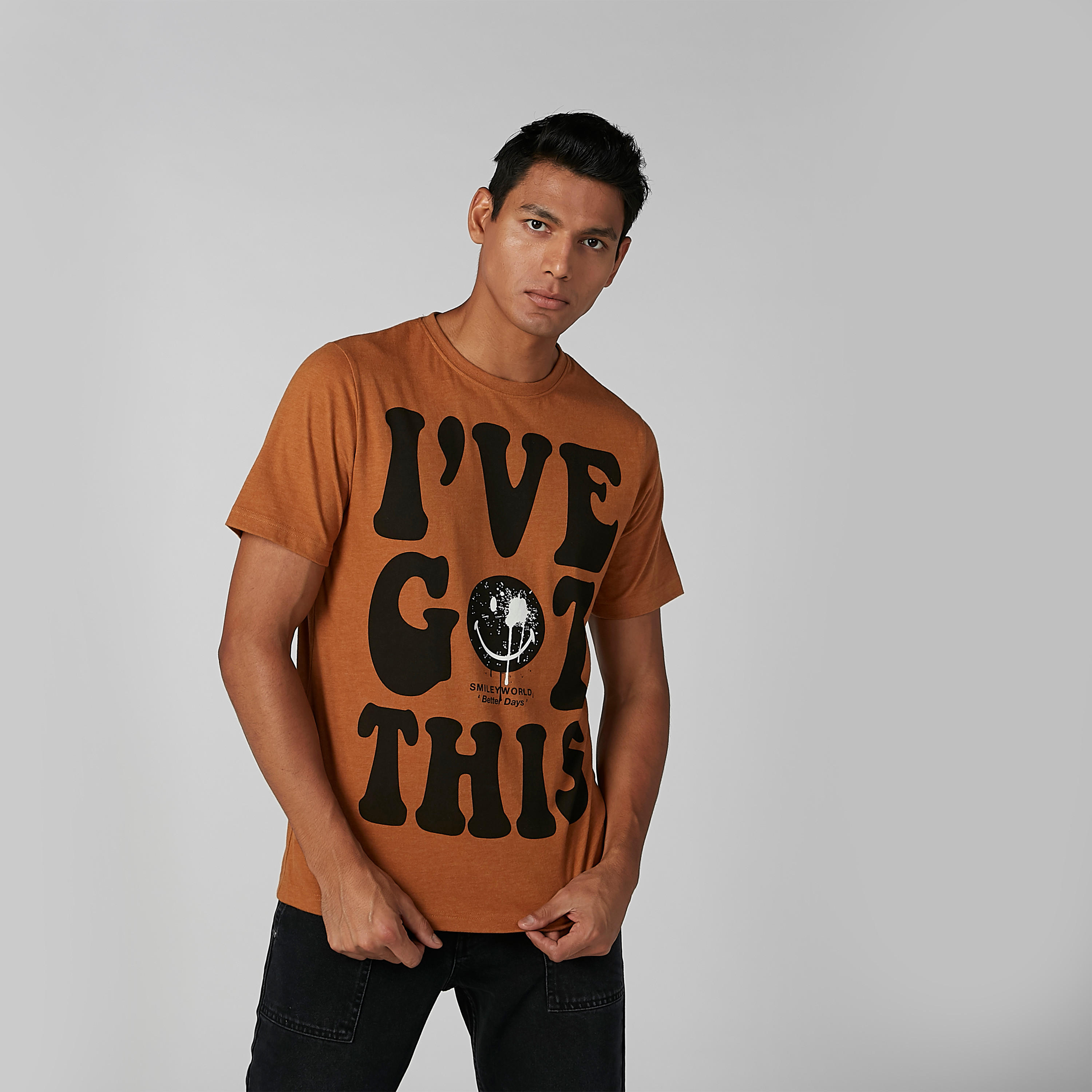 تيشيرت مستدام سليم بطبعات نصيّة من سمايلي وورلد -men-clothing-tshirtsandpolos-tshirts-image-1