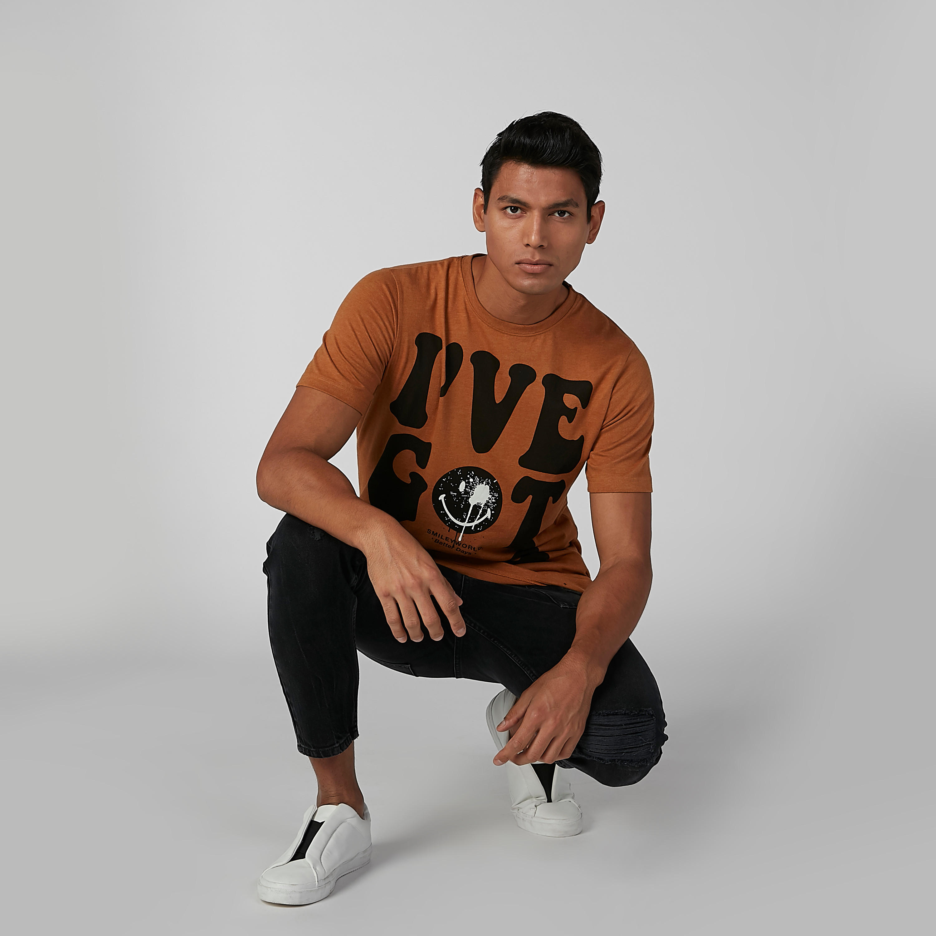 تيشيرت مستدام سليم بطبعات نصيّة من سمايلي وورلد -men-clothing-tshirtsandpolos-tshirts-image-2