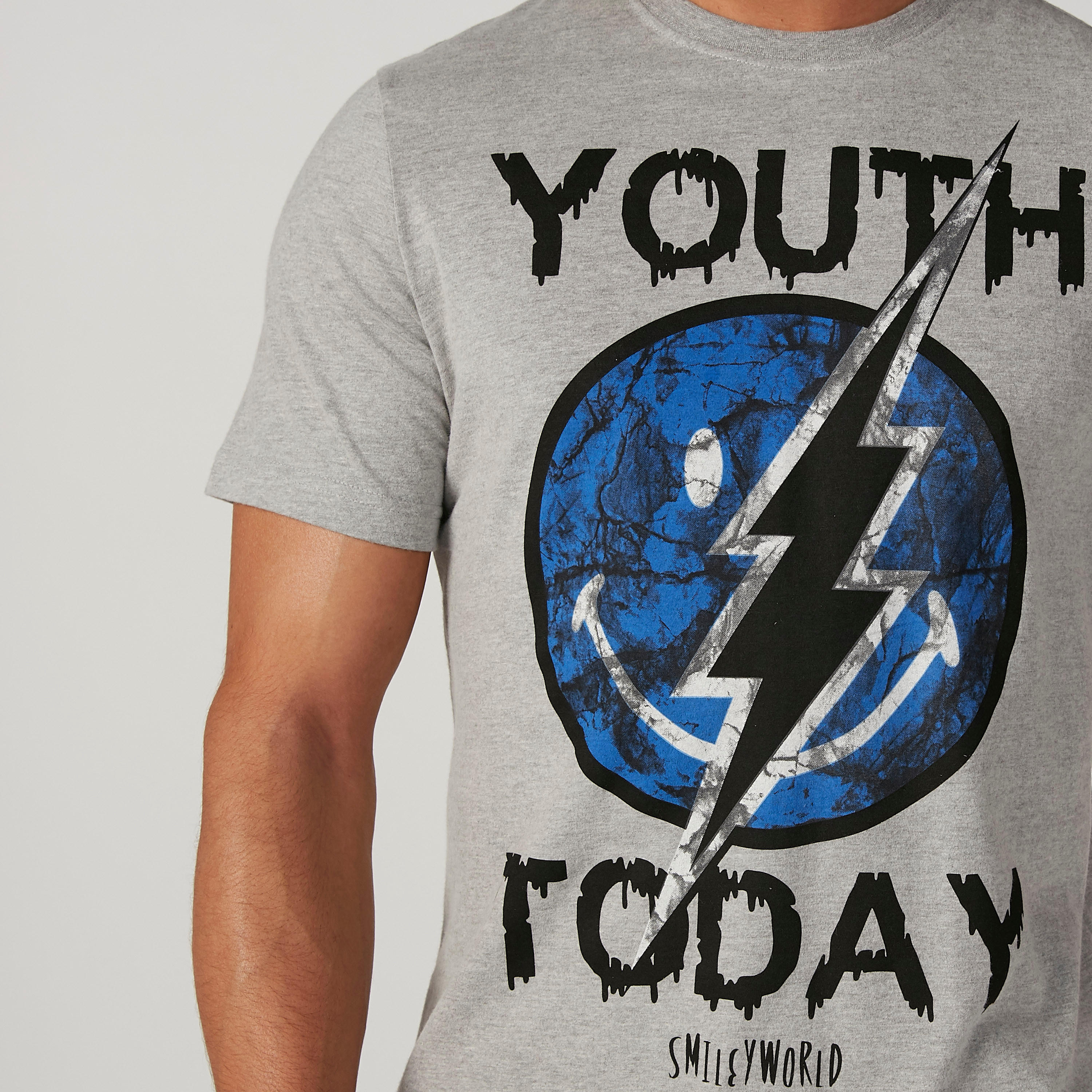 تيشيرت مستدام سليم بياقة ضيّقة وطبعات سمايلي وورلد -men-clothing-tshirtsandpolos-tshirts-image-4