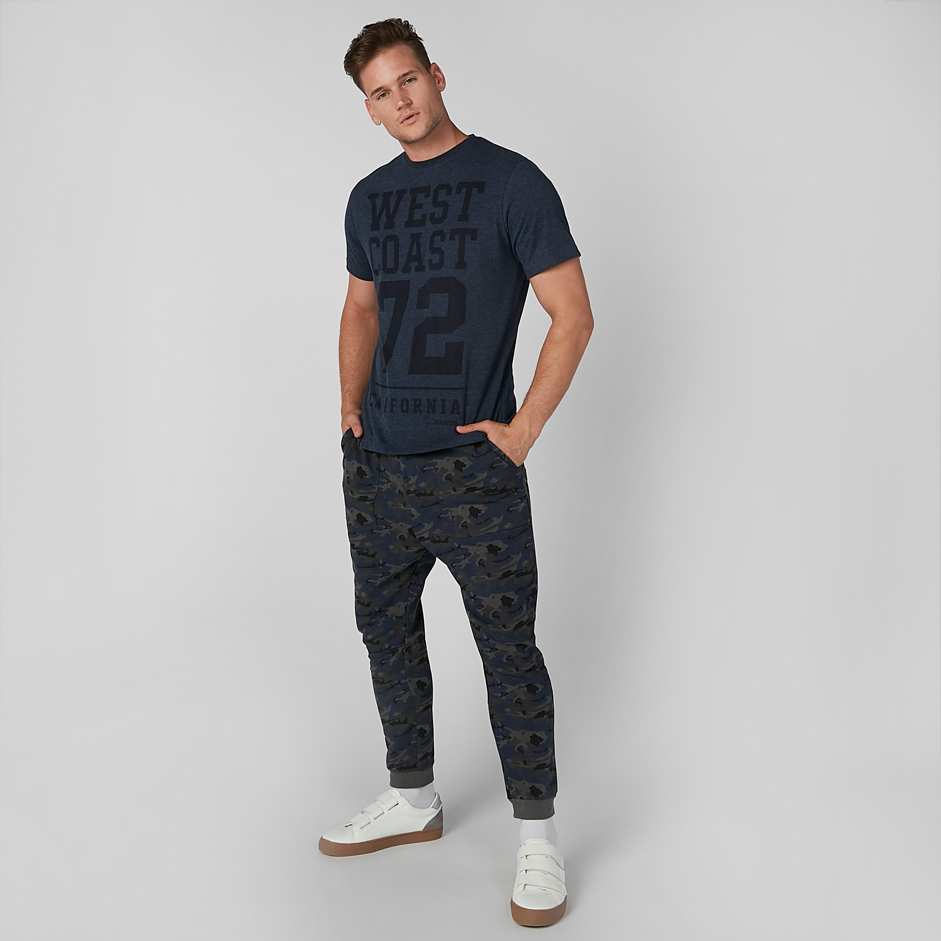 تيشيرت مستدام بقصّة سليم وياقة ضيّقة وطبعات سمايلي وورلد -men-clothing-tshirtsandpolos-tshirts-image-2