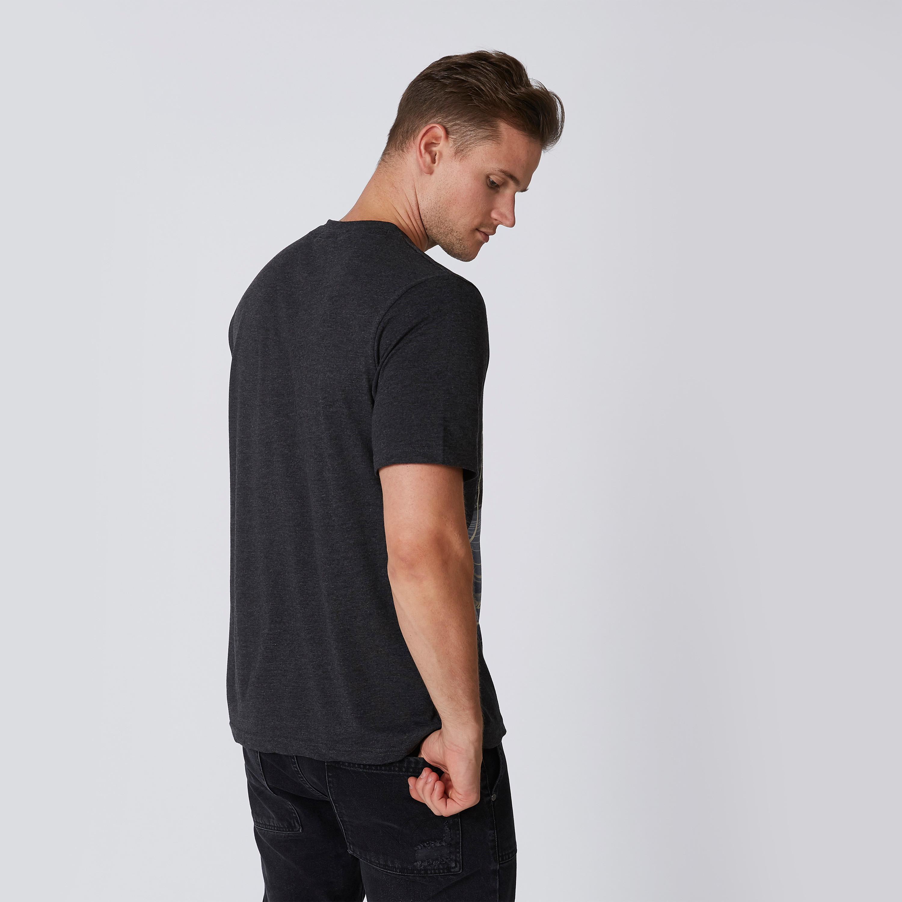 تيشيرت مستدام سليم بطبعات وياقة مستديرة-men-clothing-tshirtsandpolos-tshirts-image-2