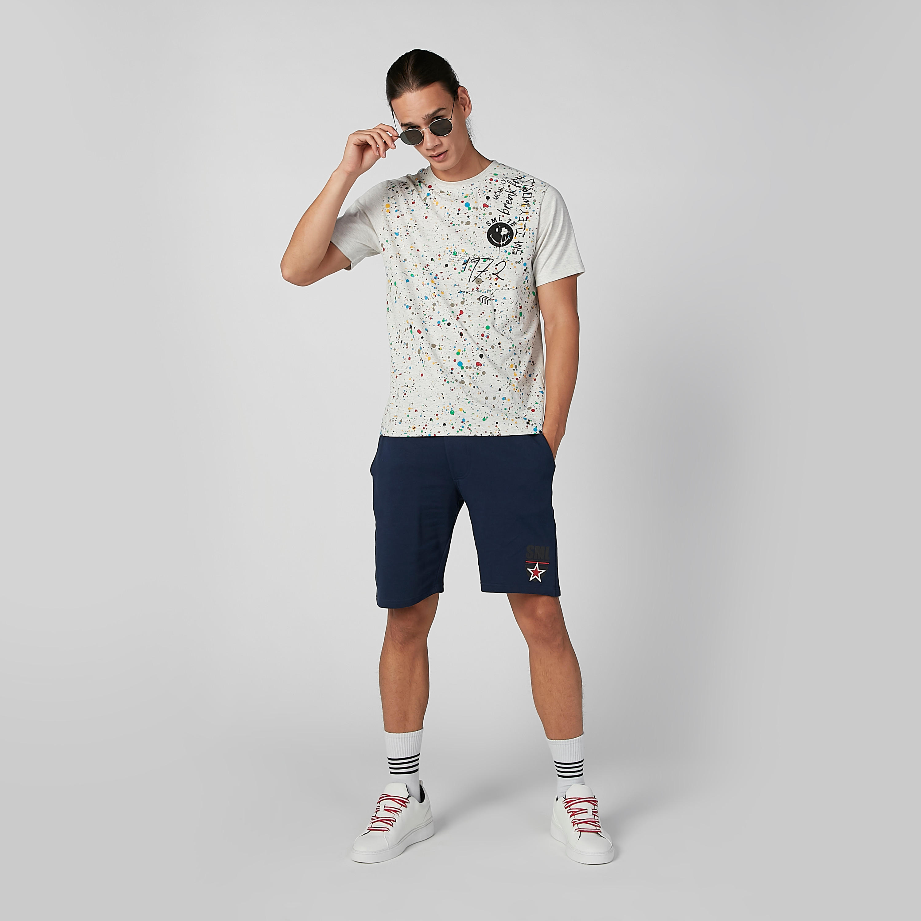 تيشيرت مستدام بياقة ضيّقة وطبعات سمايلي وورلد -men-clothing-tshirtsandpolos-tshirts-image-1
