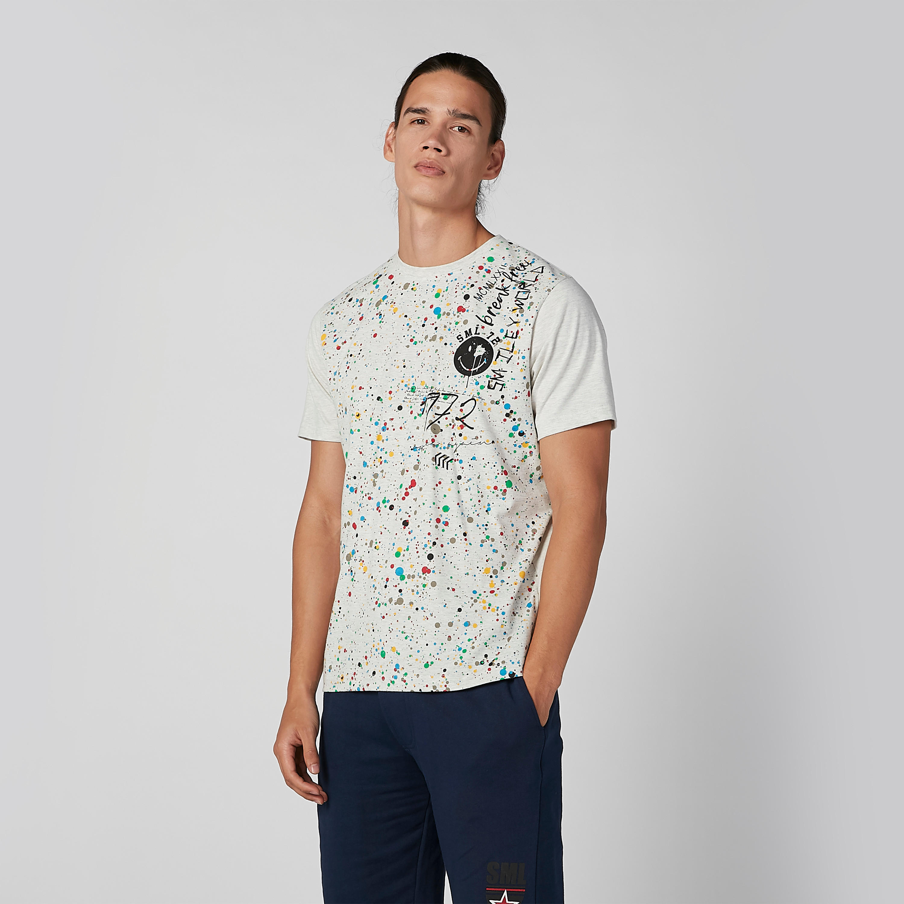 تيشيرت مستدام بياقة ضيّقة وطبعات سمايلي وورلد -men-clothing-tshirtsandpolos-tshirts-image-2