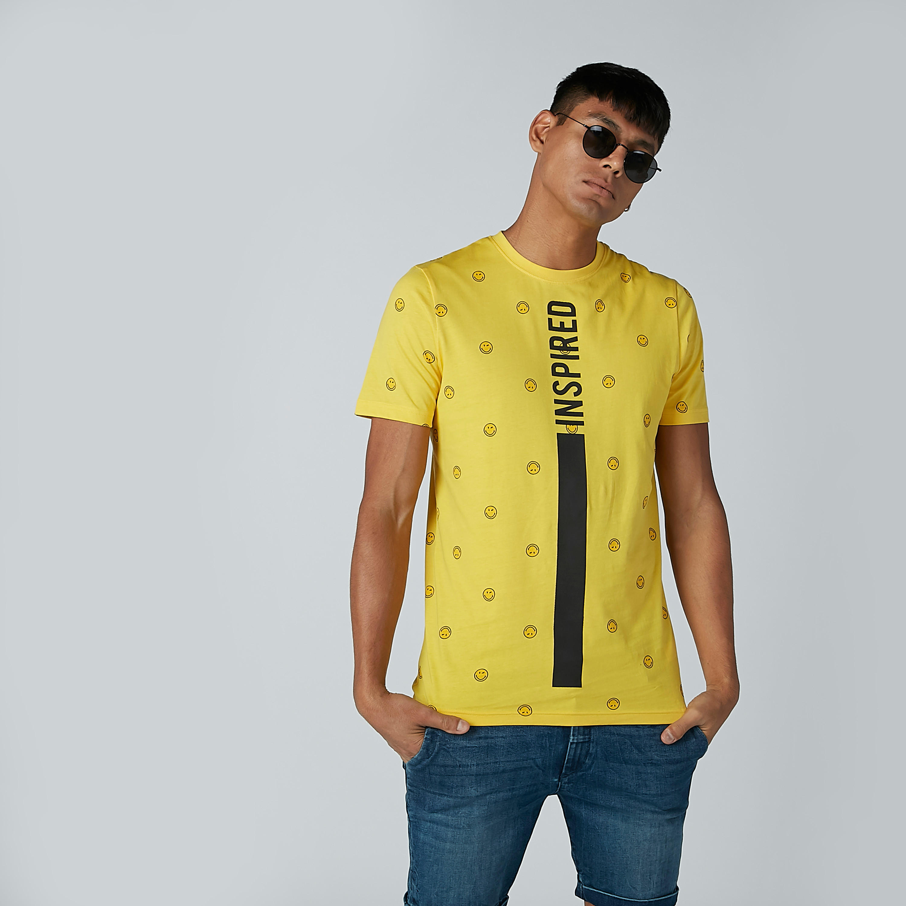 تيشيرت مستدام بقصّة سليم وياقة ضيّقة وطبعات سمايلي وورلد -men-clothing-tshirtsandpolos-tshirts-image-2