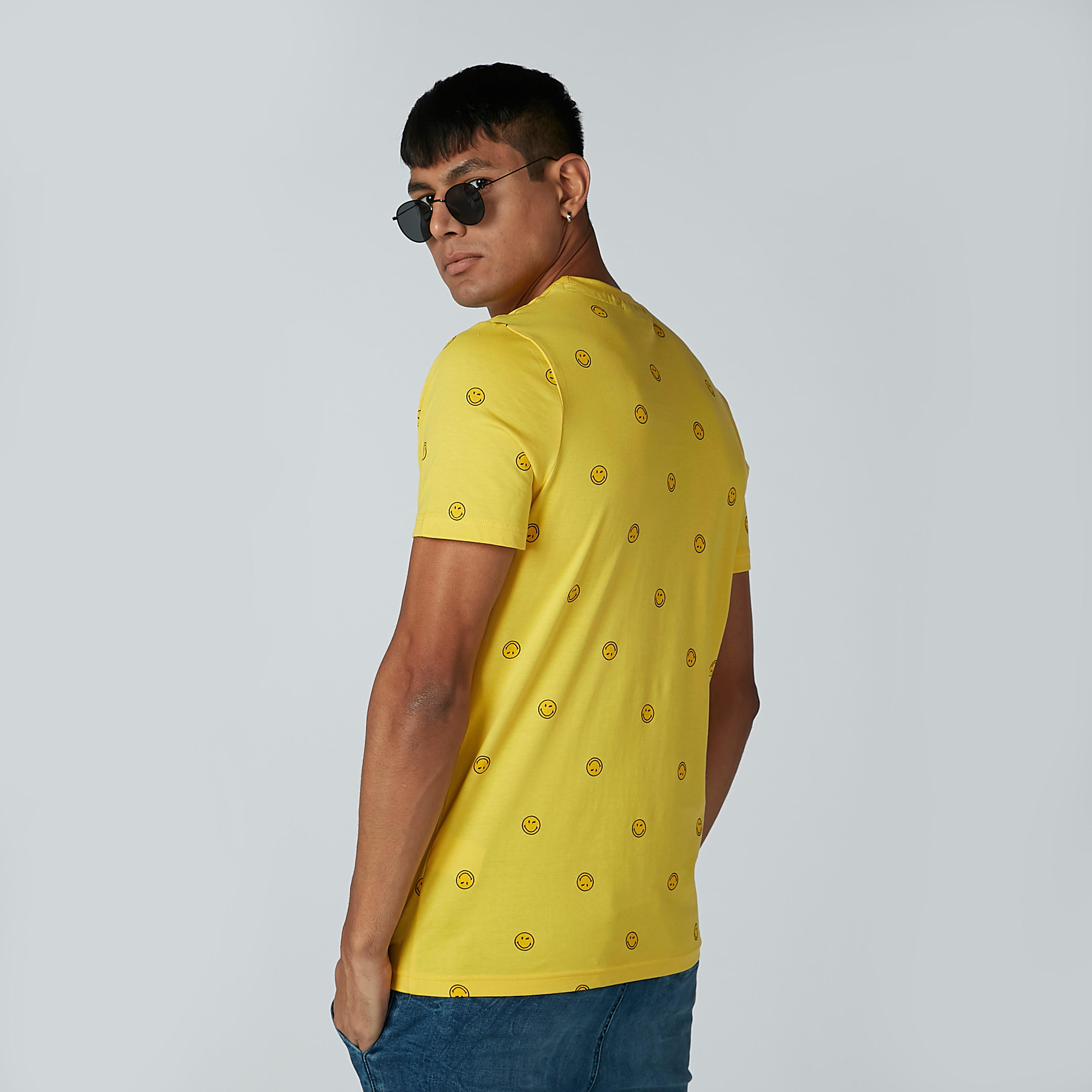 تيشيرت مستدام بقصّة سليم وياقة ضيّقة وطبعات سمايلي وورلد -men-clothing-tshirtsandpolos-tshirts-image-3