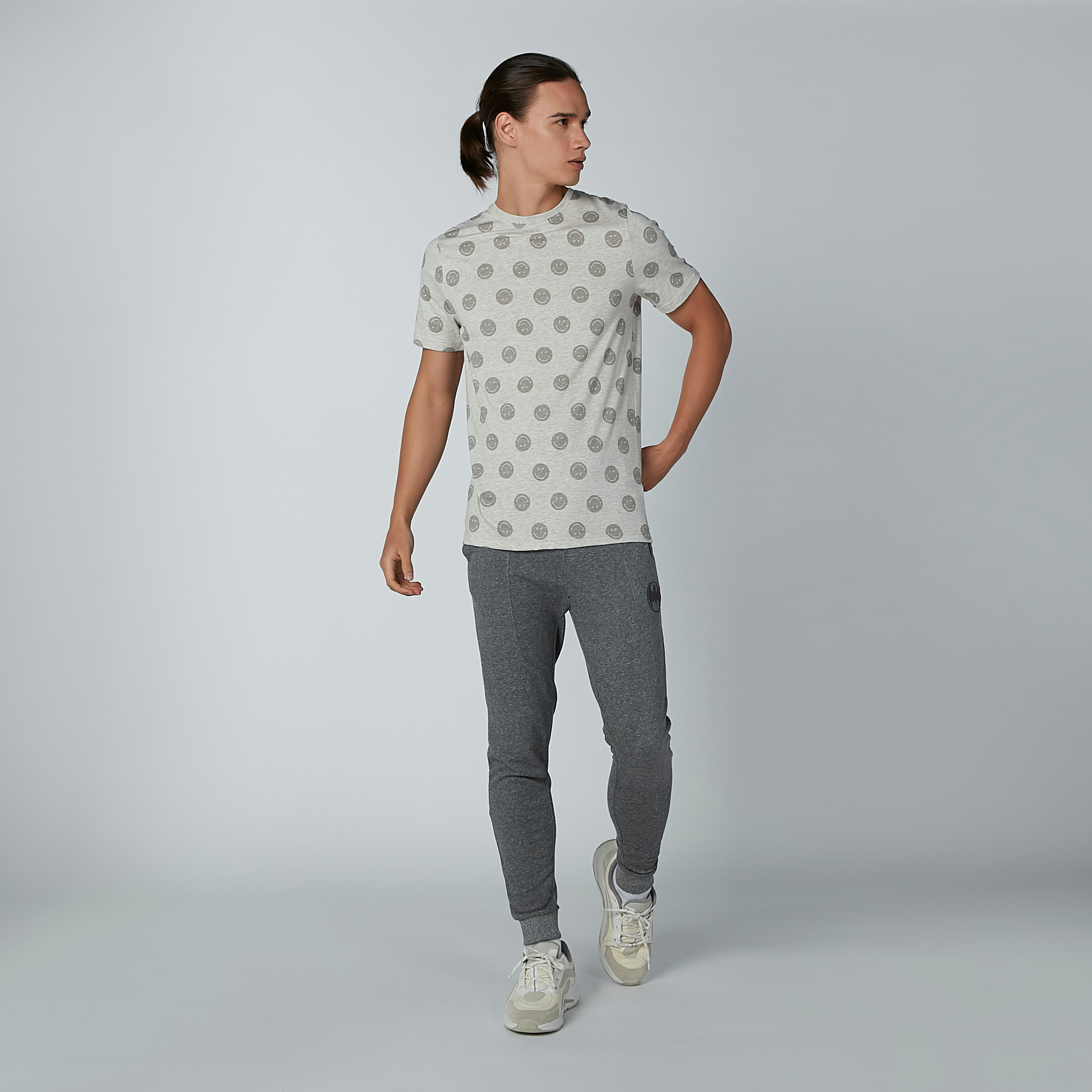 تيشيرت مستدام بياقة ضيّقة وطبعات سمايلي وورلد -men-clothing-tshirtsandpolos-tshirts-image-2
