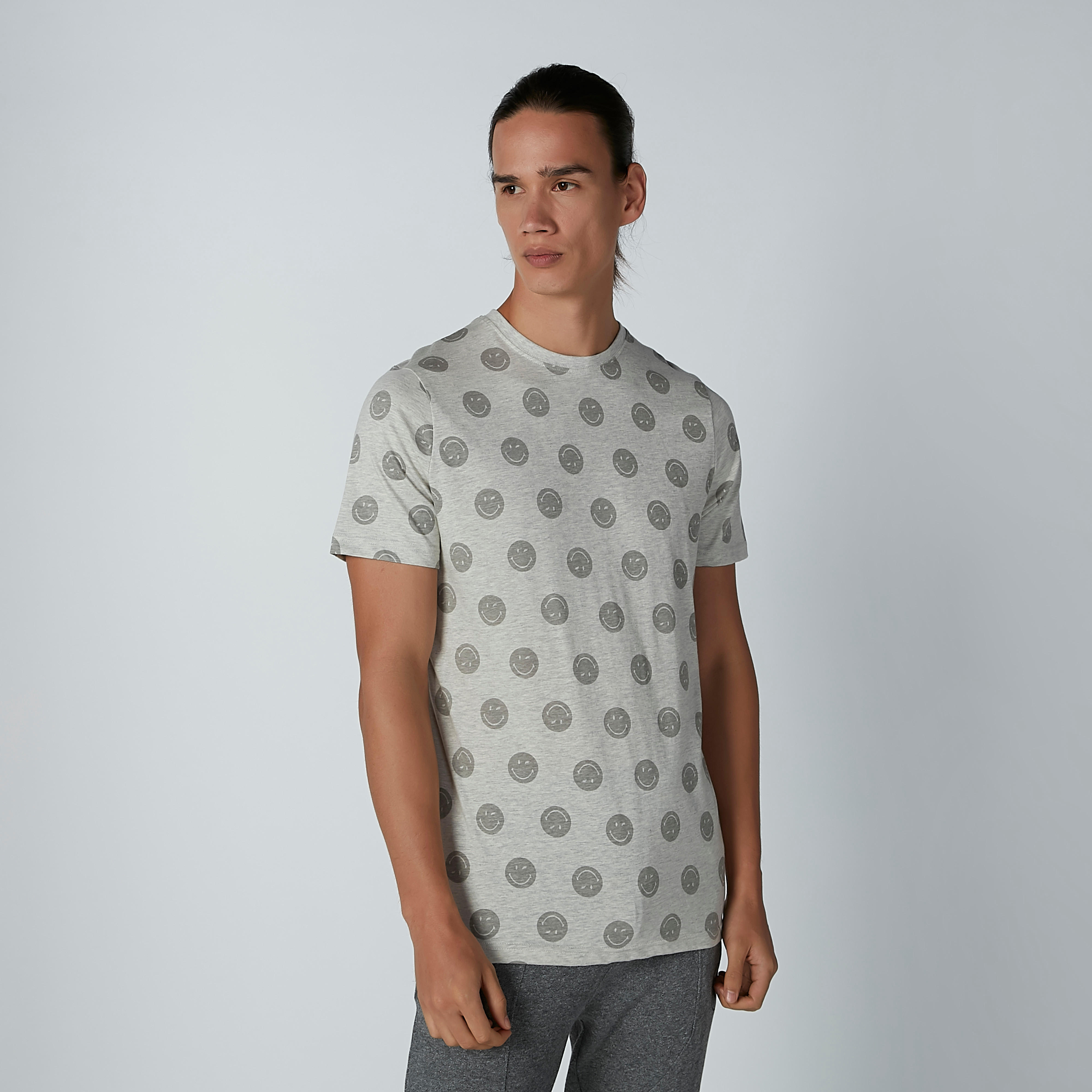 تيشيرت مستدام بياقة ضيّقة وطبعات سمايلي وورلد -men-clothing-tshirtsandpolos-tshirts-image-3