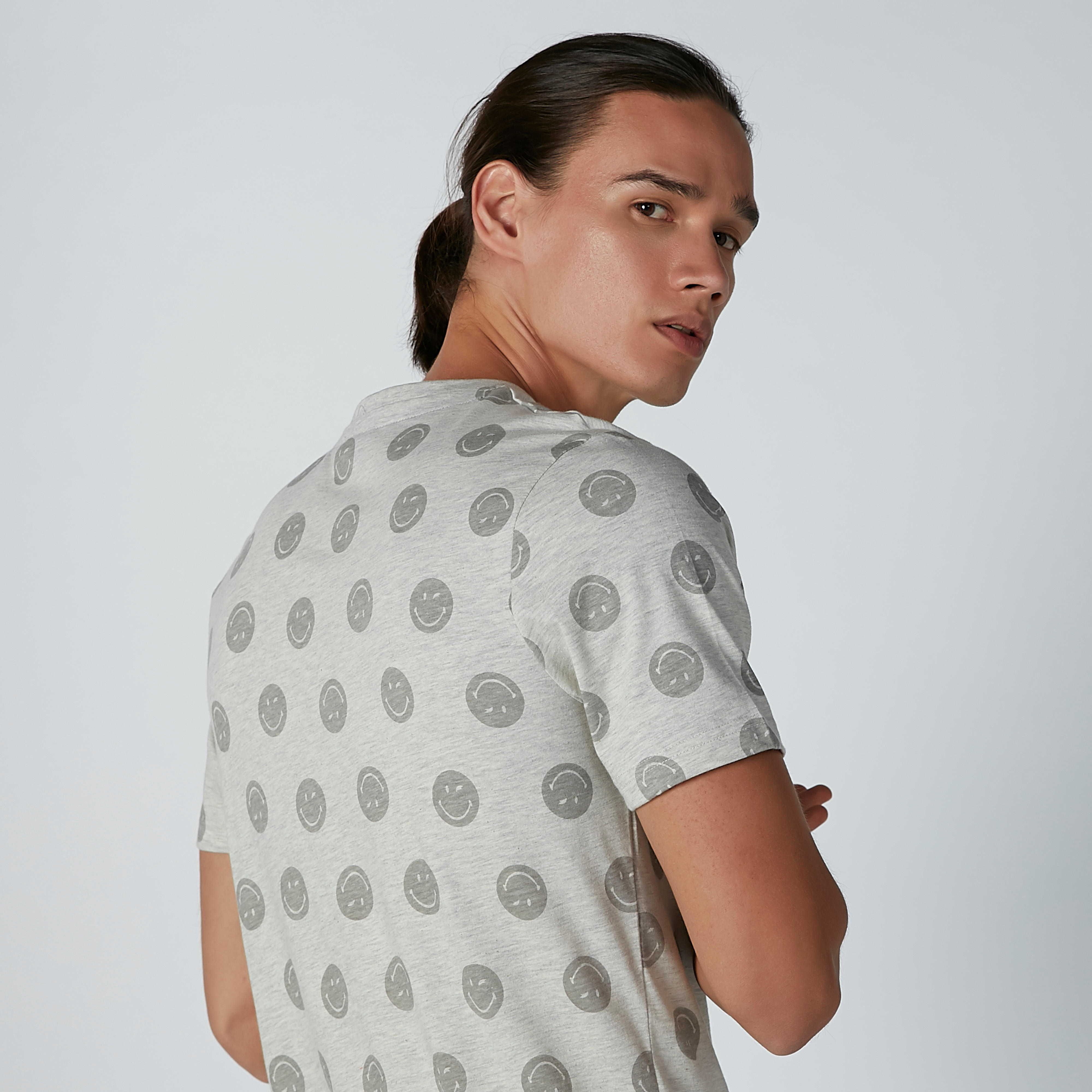 تيشيرت مستدام بياقة ضيّقة وطبعات سمايلي وورلد -men-clothing-tshirtsandpolos-tshirts-image-4
