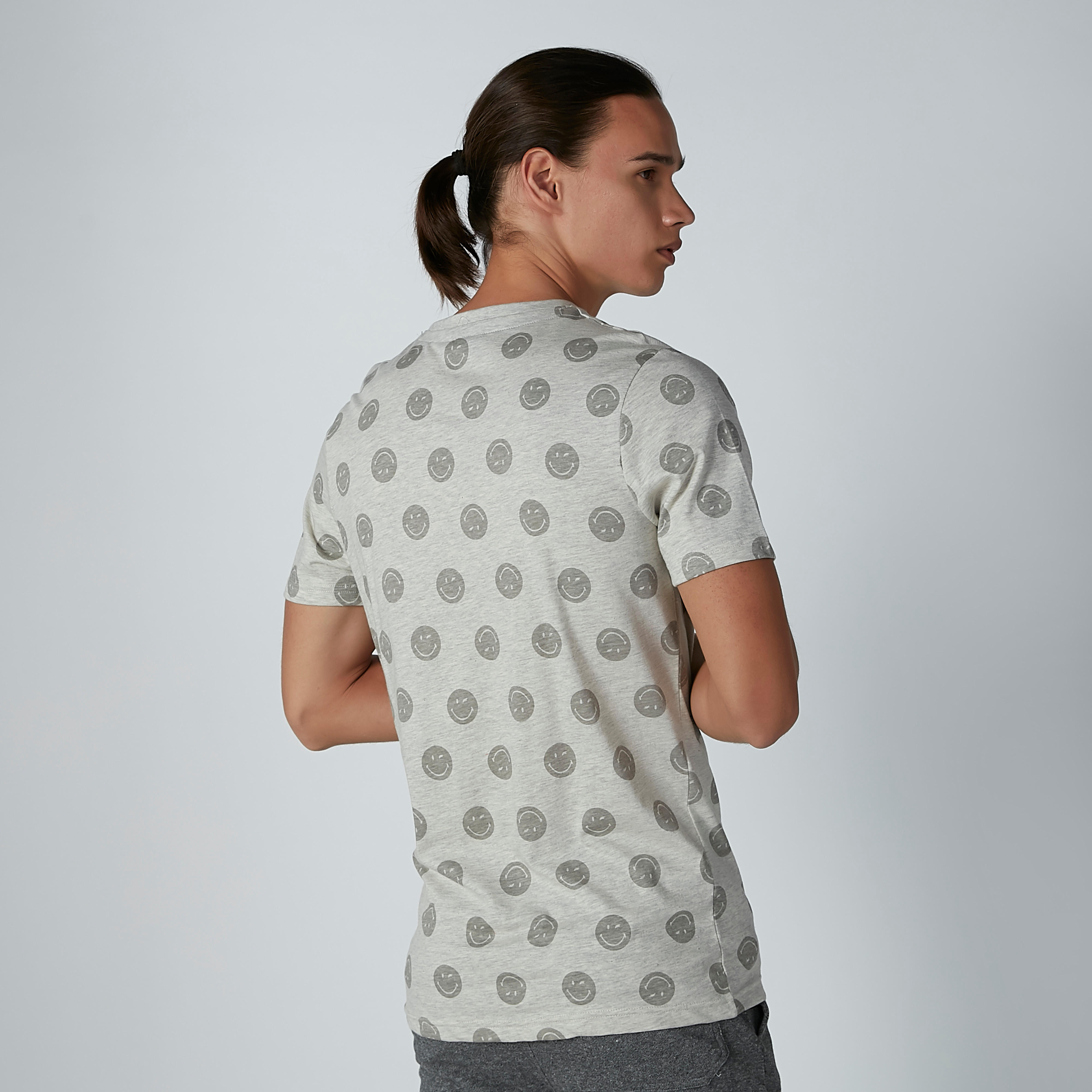 تيشيرت مستدام بياقة ضيّقة وطبعات سمايلي وورلد -men-clothing-tshirtsandpolos-tshirts-image-5