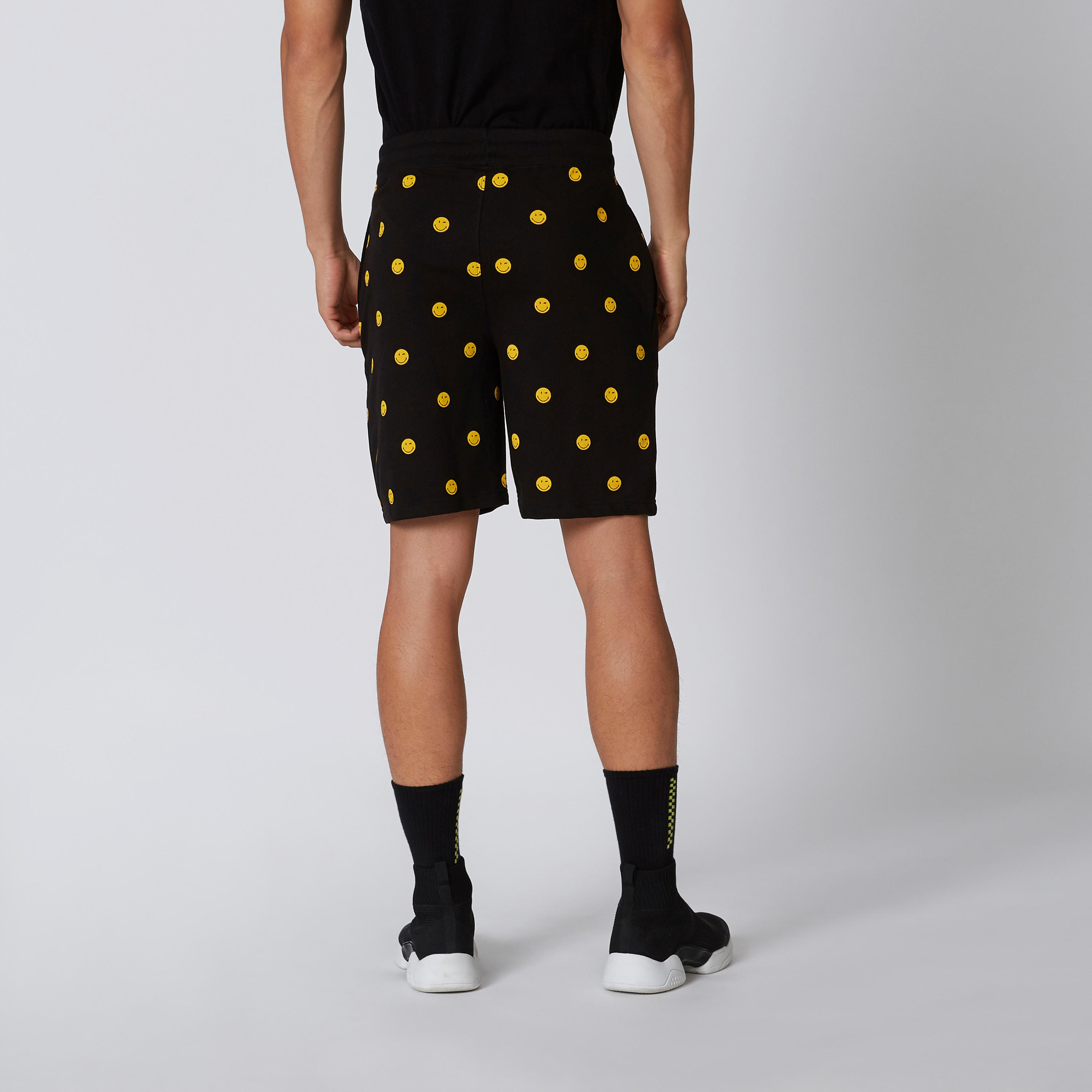 شورت مستدام سليم وخصر متوسط الارتفاع وجيوب -men-clothing-bottoms-shorts-image-2