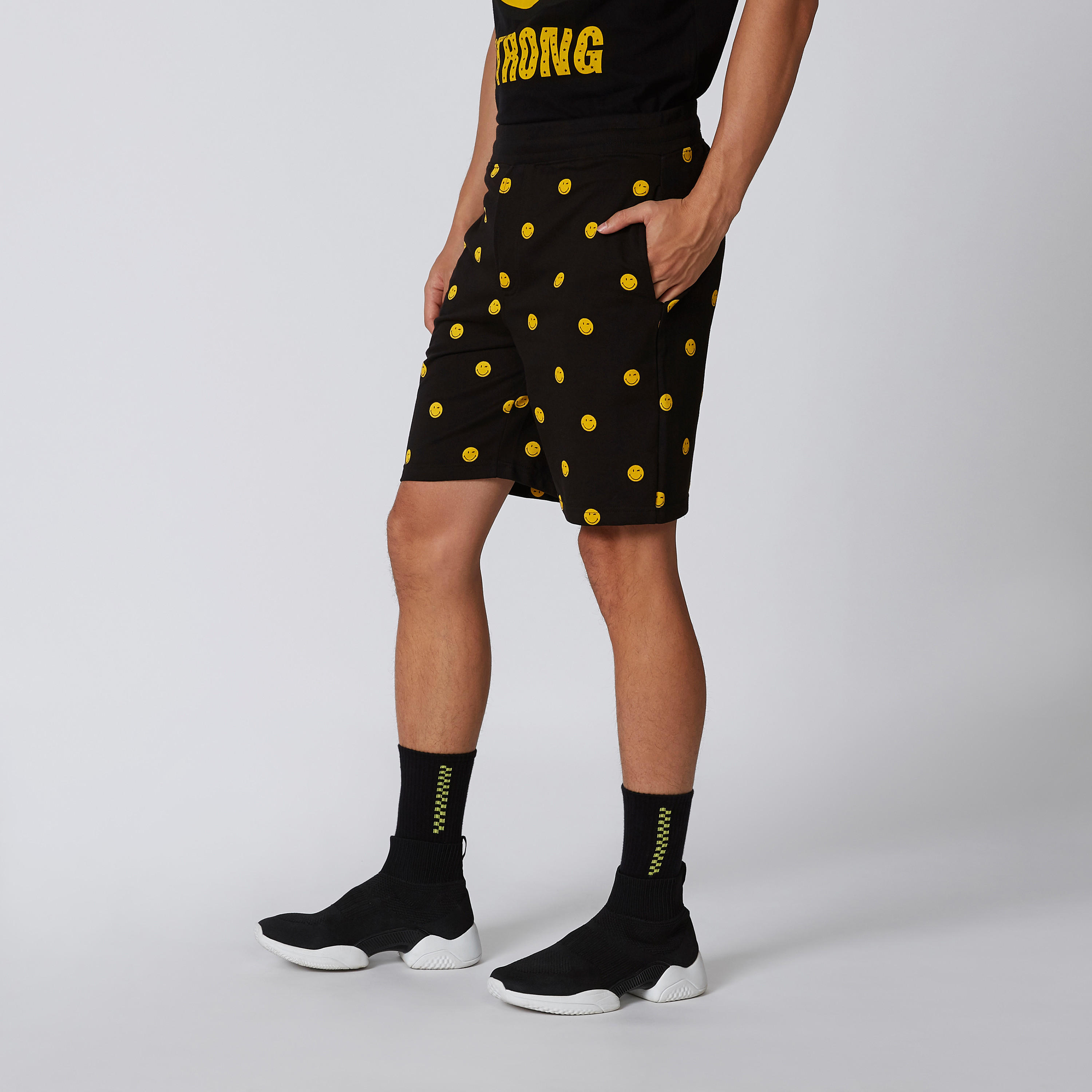 شورت مستدام سليم وخصر متوسط الارتفاع وجيوب -men-clothing-bottoms-shorts-image-4