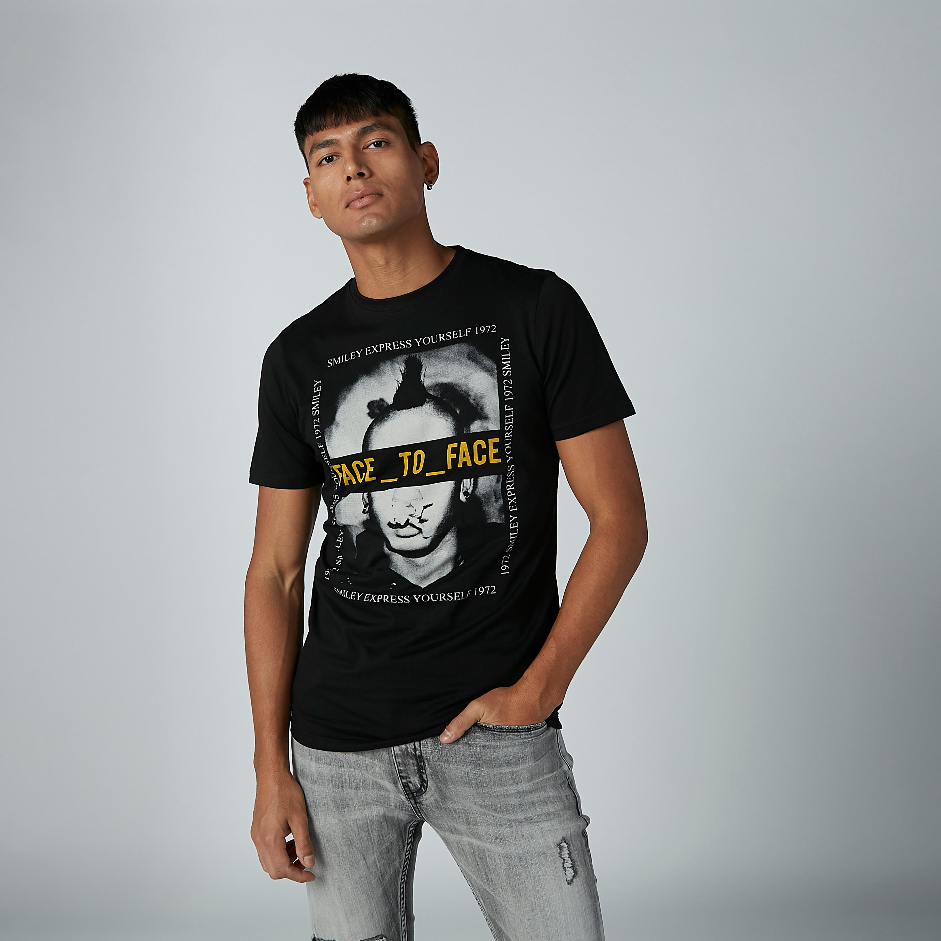 تيشيرت مستدام سليم بياقة ضيّقة وطبعات سمايلي وورلد -men-clothing-tshirtsandpolos-tshirts-image-2