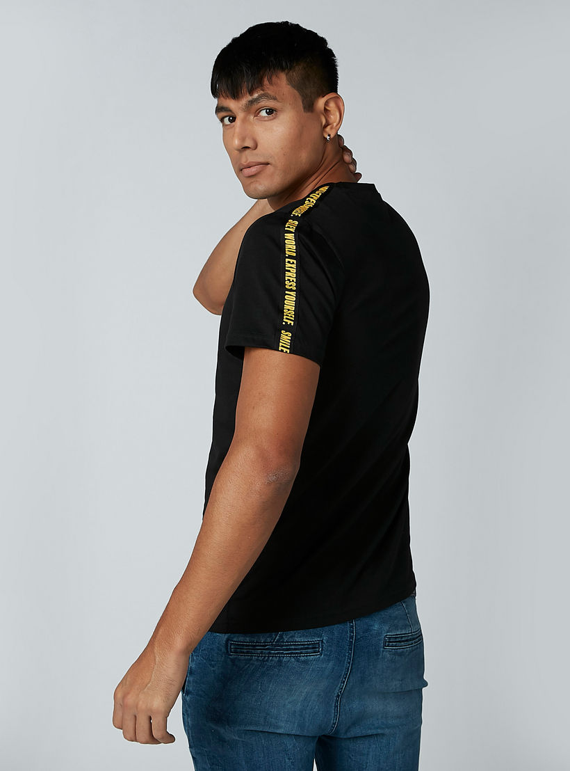 تيشيرت مستدام سليم وياقة ضيّقة وطبعات سمايلي وورلد -men-clothing-tshirtsandpolos-tshirts-image-1