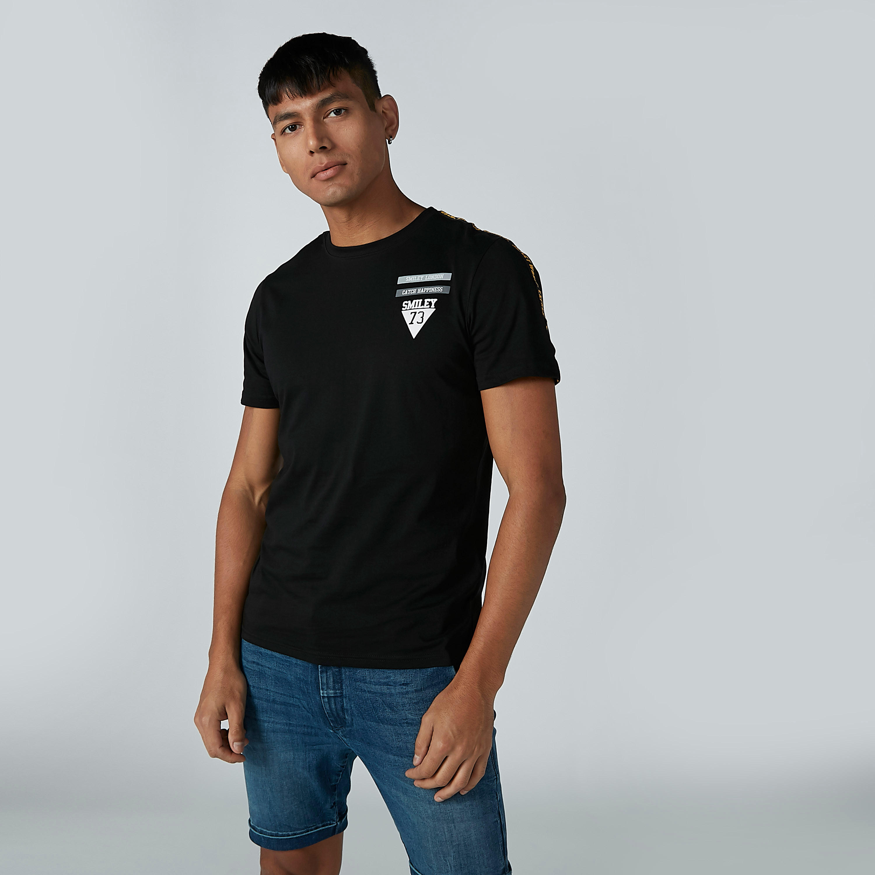 تيشيرت مستدام سليم وياقة ضيّقة وطبعات سمايلي وورلد -men-clothing-tshirtsandpolos-tshirts-image-4