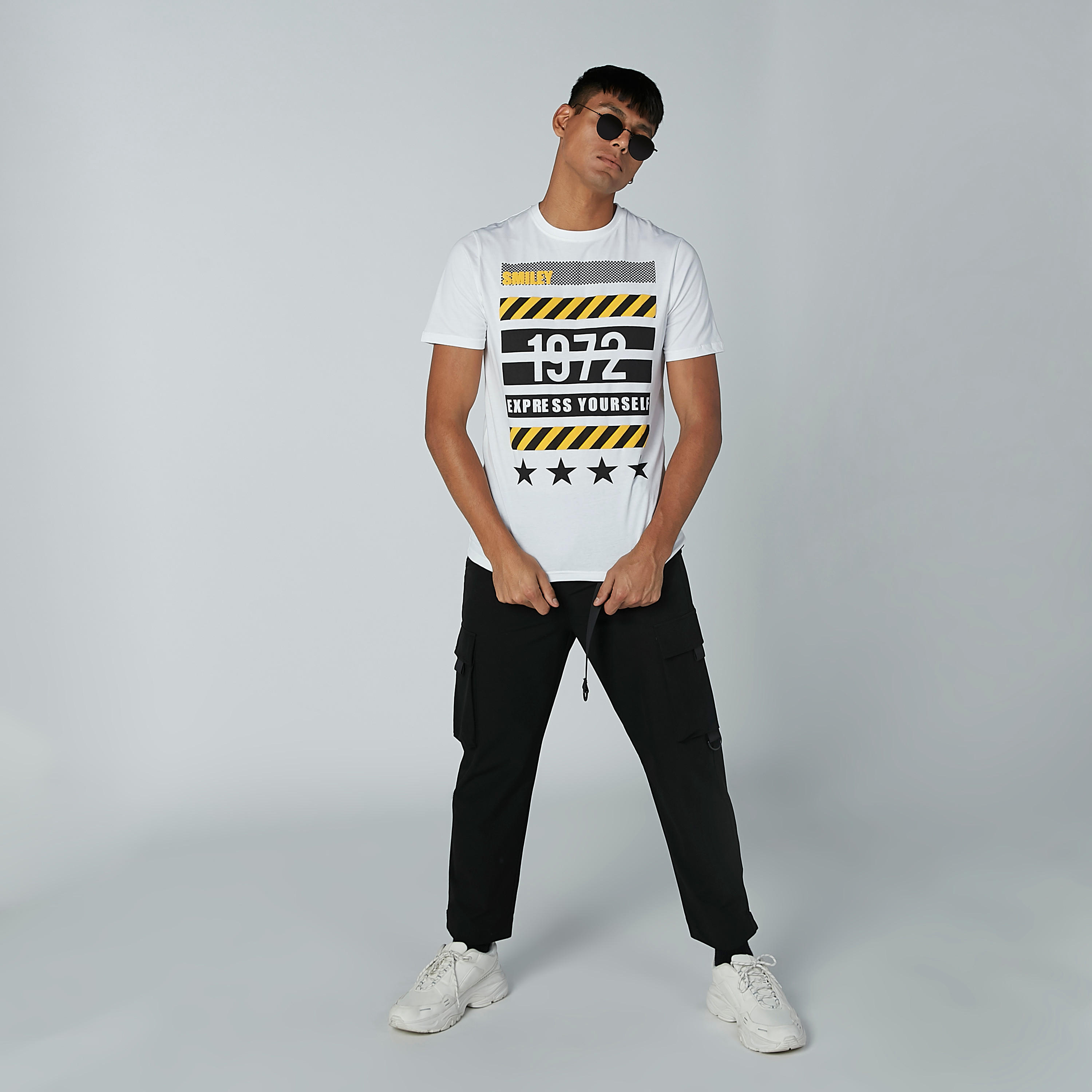 تيشيرت مستدام بقصّة سليم وياقة ضيّقة وطبعات سمايلي وورلد-men-clothing-tshirtsandpolos-tshirts-image-1