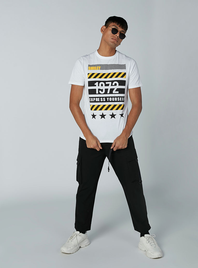 تيشيرت مستدام بقصّة سليم وياقة ضيّقة وطبعات سمايلي وورلد-men-clothing-tshirtsandpolos-tshirts-image-1