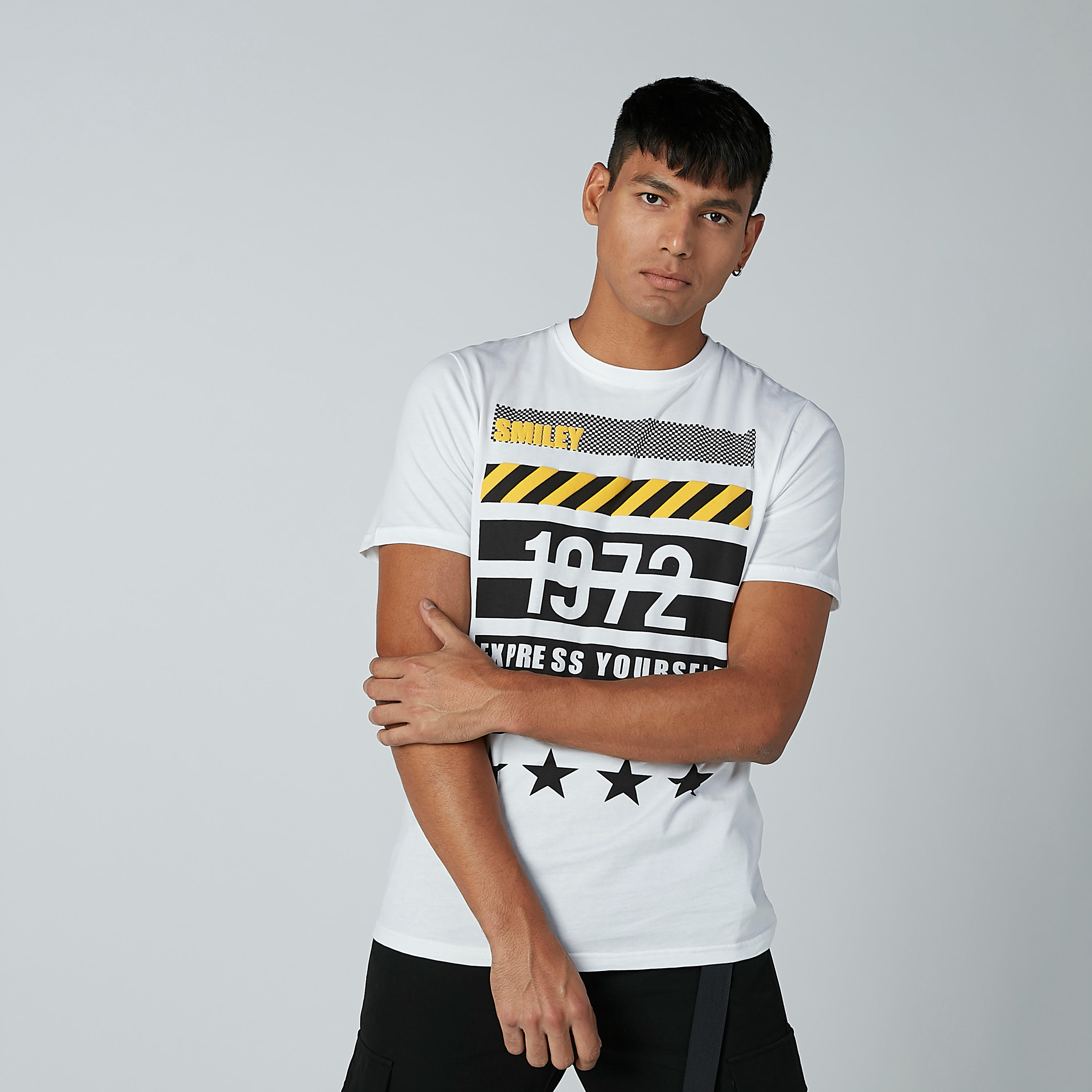 تيشيرت مستدام بقصّة سليم وياقة ضيّقة وطبعات سمايلي وورلد-men-clothing-tshirtsandpolos-tshirts-image-2