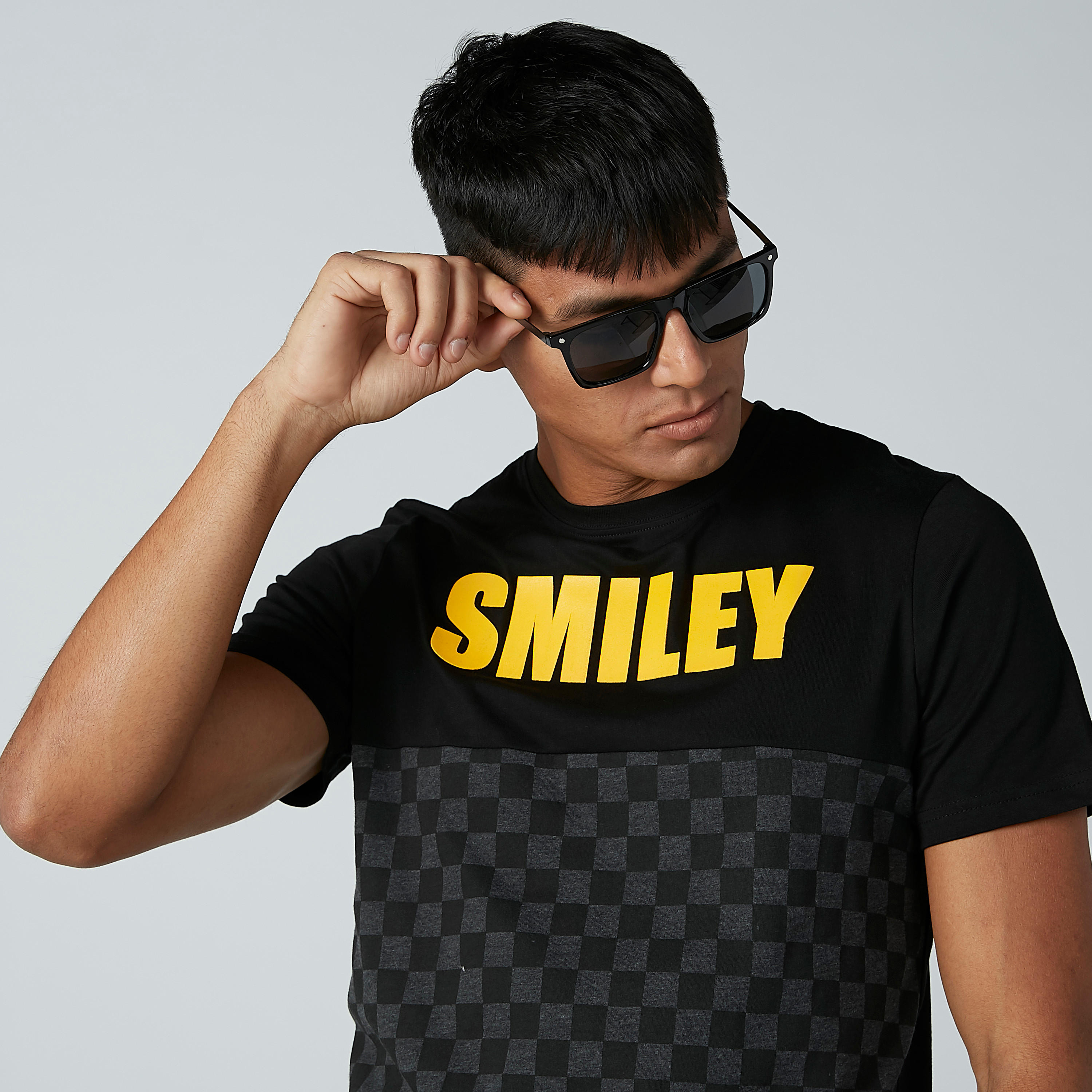 تيشيرت مستدام بقصّة سليم وياقة ضيّقة وطبعات سمايلي وورلد -men-clothing-tshirtsandpolos-tshirts-image-1