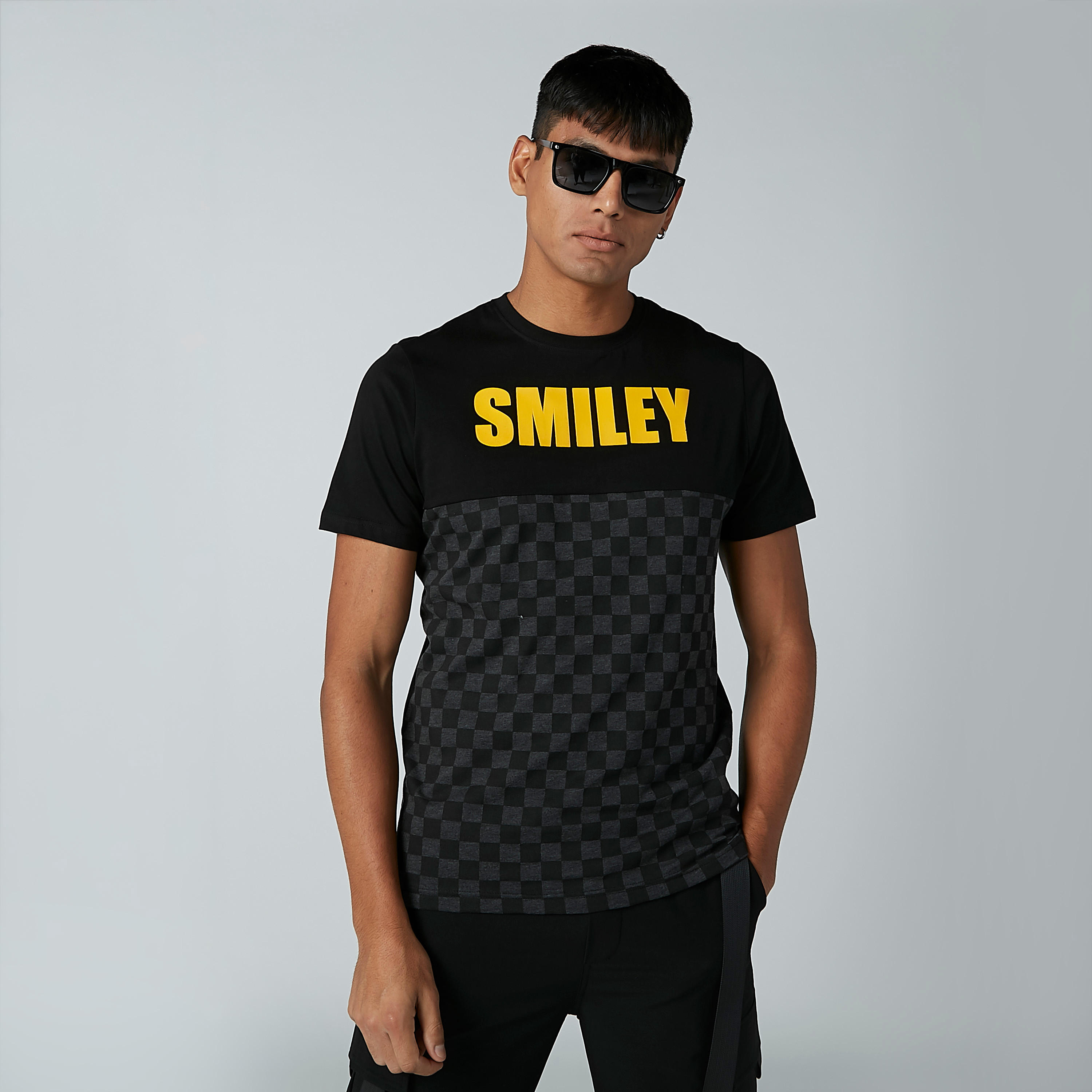 تيشيرت مستدام بقصّة سليم وياقة ضيّقة وطبعات سمايلي وورلد -men-clothing-tshirtsandpolos-tshirts-image-2